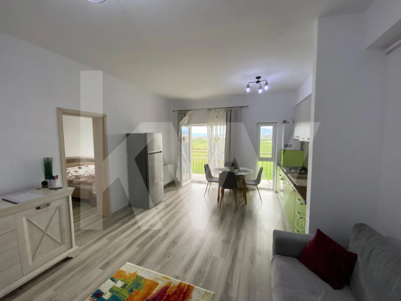 Apartament 2 camere de inchiriat 44 mpu parcare balcon zona Magnolia - Va prezentam un nou imobil de inchiriat, tip apartament cu 2 camere situat in zona Calea Surii Mici.
Suprafata imobilului este de 44 mp utili, 55 mp construiti, balcon de 8 mp si este ca si compartimentare: decomandat.
Imobilul este situat la etajul 7 din 10
Apartamentul este alcatuit din: dormitor, 1 baie, 1 living open space cu 1 bucatarie mobilata, utilata, 1 balcon si se preda complet.
Cladirea este de tip bloc pe structura de caramida  si este construita in 2016, beneficiaza de interfon, lift
Locuinta dispune de curent electric, apa, canalizare, gaz, catv, fibra optica.
Incalzirea se realieaza prin termoficare, centrala proprie, calorifere.
Blocul dispune de izolatie la exterior, bloc izolat termic.
Pe interior imobilul este finisat cu vopsea lavabila, faianta.
-podelele sunt finisate cu parchet, gresie.
-ferestrele sunt din pvc, termopan.
-usa de intrare din metal.
-usile din interior din lemn, panel.

Suntem oricand dispuşi sa oferim un tur de vizionare pentru a demonstra ferm realitatea descrisa.
