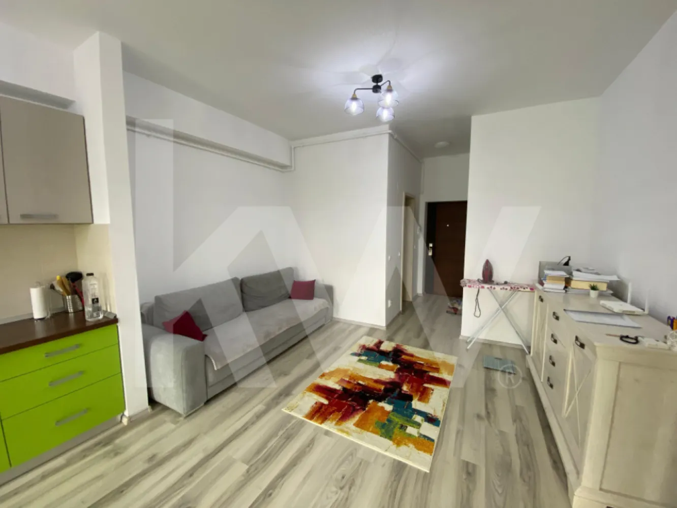 Apartament 2 camere de inchiriat 44 mpu parcare balcon zona Magnolia - Va prezentam un nou imobil de inchiriat, tip apartament cu 2 camere situat in zona Calea Surii Mici.
Suprafata imobilului este de 44 mp utili, 55 mp construiti, balcon de 8 mp si este ca si compartimentare: decomandat.
Imobilul este situat la etajul 7 din 10
Apartamentul este alcatuit din: dormitor, 1 baie, 1 living open space cu 1 bucatarie mobilata, utilata, 1 balcon si se preda complet.
Cladirea este de tip bloc pe structura de caramida  si este construita in 2016, beneficiaza de interfon, lift
Locuinta dispune de curent electric, apa, canalizare, gaz, catv, fibra optica.
Incalzirea se realieaza prin termoficare, centrala proprie, calorifere.
Blocul dispune de izolatie la exterior, bloc izolat termic.
Pe interior imobilul este finisat cu vopsea lavabila, faianta.
-podelele sunt finisate cu parchet, gresie.
-ferestrele sunt din pvc, termopan.
-usa de intrare din metal.
-usile din interior din lemn, panel.

Suntem oricand dispuşi sa oferim un tur de vizionare pentru a demonstra ferm realitatea descrisa.
