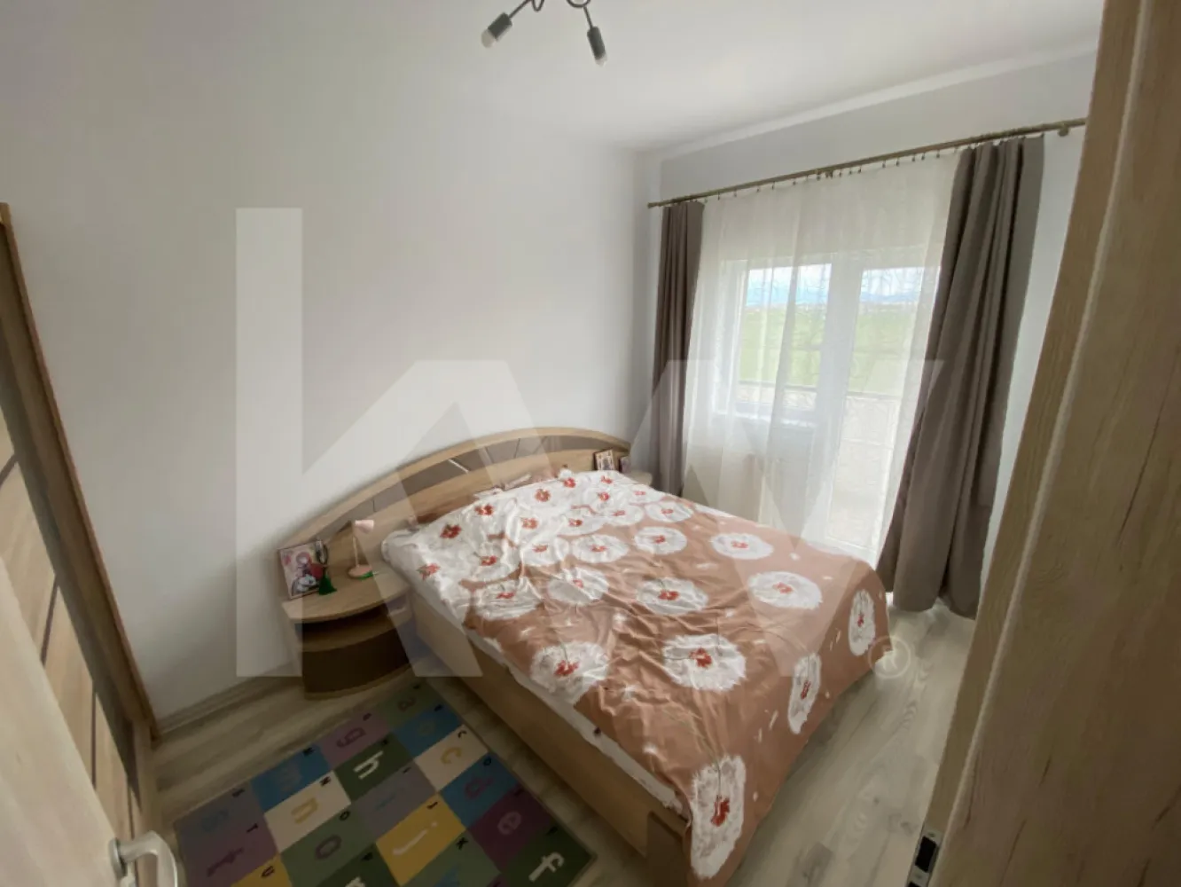 Apartament 2 camere de inchiriat 44 mpu parcare balcon zona Magnolia - Va prezentam un nou imobil de inchiriat, tip apartament cu 2 camere situat in zona Calea Surii Mici.
Suprafata imobilului este de 44 mp utili, 55 mp construiti, balcon de 8 mp si este ca si compartimentare: decomandat.
Imobilul este situat la etajul 7 din 10
Apartamentul este alcatuit din: dormitor, 1 baie, 1 living open space cu 1 bucatarie mobilata, utilata, 1 balcon si se preda complet.
Cladirea este de tip bloc pe structura de caramida  si este construita in 2016, beneficiaza de interfon, lift
Locuinta dispune de curent electric, apa, canalizare, gaz, catv, fibra optica.
Incalzirea se realieaza prin termoficare, centrala proprie, calorifere.
Blocul dispune de izolatie la exterior, bloc izolat termic.
Pe interior imobilul este finisat cu vopsea lavabila, faianta.
-podelele sunt finisate cu parchet, gresie.
-ferestrele sunt din pvc, termopan.
-usa de intrare din metal.
-usile din interior din lemn, panel.

Suntem oricand dispuşi sa oferim un tur de vizionare pentru a demonstra ferm realitatea descrisa.
