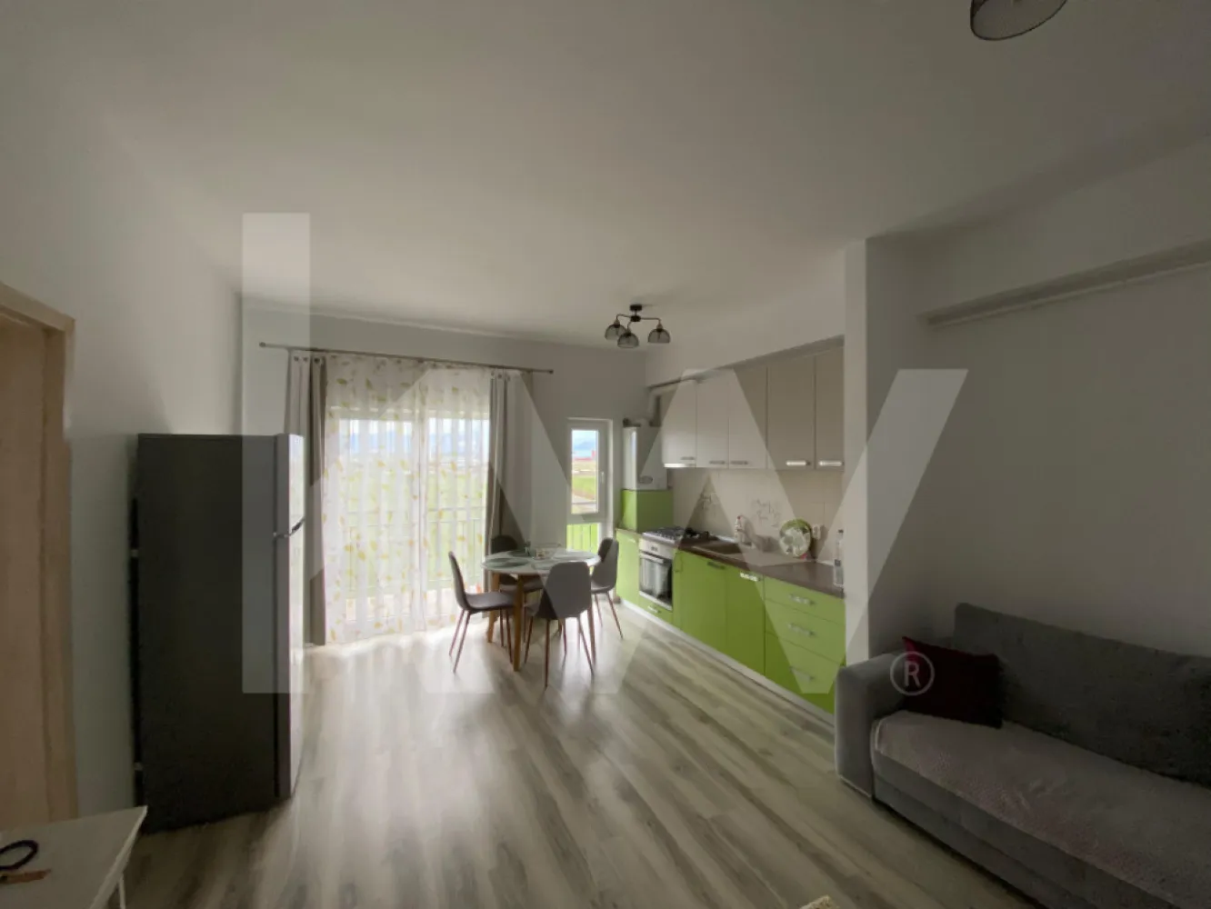 Apartament 2 camere de inchiriat 44 mpu parcare balcon zona Magnolia - Va prezentam un nou imobil de inchiriat, tip apartament cu 2 camere situat in zona Calea Surii Mici.
Suprafata imobilului este de 44 mp utili, 55 mp construiti, balcon de 8 mp si este ca si compartimentare: decomandat.
Imobilul este situat la etajul 7 din 10
Apartamentul este alcatuit din: dormitor, 1 baie, 1 living open space cu 1 bucatarie mobilata, utilata, 1 balcon si se preda complet.
Cladirea este de tip bloc pe structura de caramida  si este construita in 2016, beneficiaza de interfon, lift
Locuinta dispune de curent electric, apa, canalizare, gaz, catv, fibra optica.
Incalzirea se realieaza prin termoficare, centrala proprie, calorifere.
Blocul dispune de izolatie la exterior, bloc izolat termic.
Pe interior imobilul este finisat cu vopsea lavabila, faianta.
-podelele sunt finisate cu parchet, gresie.
-ferestrele sunt din pvc, termopan.
-usa de intrare din metal.
-usile din interior din lemn, panel.

Suntem oricand dispuşi sa oferim un tur de vizionare pentru a demonstra ferm realitatea descrisa.
