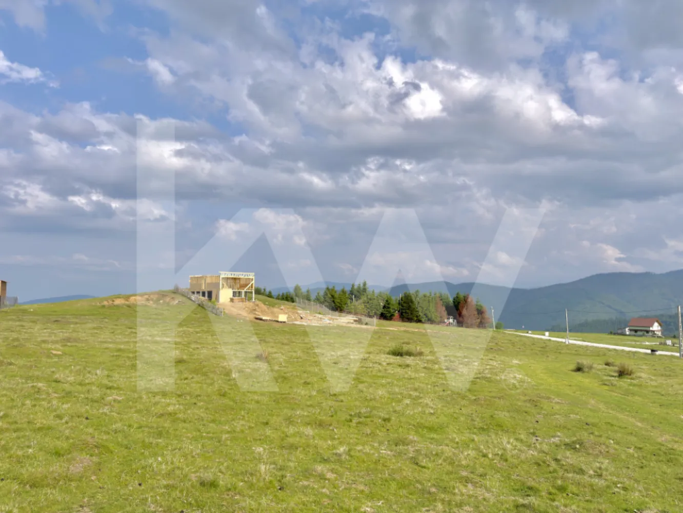 Teren 1003 mp în Păltiniș | Priveliște panoramică către munți - Teren intravilan 1003 mp în Păltiniș | Priveliște panoramică | Potențial investițional

Există proprietăți care se cumpără pentru ce sunt astăzi și proprietăți care se cumpără pentru ceea ce pot deveni. Acest teren din stațiunea Păltiniș face parte din a doua categorie.

Cu o suprafață de 1003 mp și o deschidere de aproximativ 18,3 metri, proprietatea este amplasată într-una dintre cele mai apreciate zone montane din județul Sibiu, într-un cadru natural care oferă liniște, aer curat și priveliști spectaculoase către munți.

Forma terenului permite flexibilitate în proiectare, fiind potrivit atât pentru o casă de vacanță exclusivistă, cât și pentru proiecte turistice precum cabane, pensiuni boutique sau concepte moderne de glamping.

Avantaje principale:
• Teren intravilan cu suprafață de 1003 mp
• Deschidere de aproximativ 18,3 m
• Priveliște deschisă către zona montană
• Acces facil către drumul public
• Utilități în apropiere: curent electric și apă
• Soluție individuală pentru canalizare (fosă septică)
• Zonă cu interes turistic ridicat și potențial de dezvoltare

Conform reglementărilor urbanistice, sunt permise construcții cu destinația de case de vacanță, cu respectarea condițiilor specifice zonei. Autorizarea construcțiilor este permisă în condițiile existenței accesului la drum public, direct sau prin servitute.

Fie că îți dorești un refugiu în mijlocul naturii, fie că urmărești o investiție într-o destinație montană aflată în continuă dezvoltare, această proprietate oferă combinația ideală dintre locație, suprafață și perspectivă de valorificare.

Pentru informații suplimentare și programarea unei vizionări, contactează-mă cu încredere.