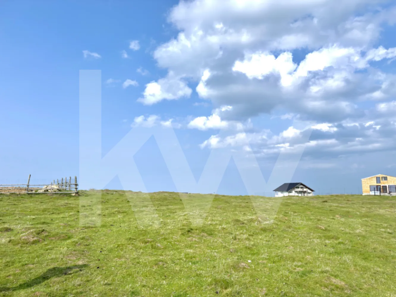 Teren 1003 mp în Păltiniș | Priveliște panoramică către munți - Teren intravilan 1003 mp în Păltiniș | Priveliște panoramică | Potențial investițional

Există proprietăți care se cumpără pentru ce sunt astăzi și proprietăți care se cumpără pentru ceea ce pot deveni. Acest teren din stațiunea Păltiniș face parte din a doua categorie.

Cu o suprafață de 1003 mp și o deschidere de aproximativ 18,3 metri, proprietatea este amplasată într-una dintre cele mai apreciate zone montane din județul Sibiu, într-un cadru natural care oferă liniște, aer curat și priveliști spectaculoase către munți.

Forma terenului permite flexibilitate în proiectare, fiind potrivit atât pentru o casă de vacanță exclusivistă, cât și pentru proiecte turistice precum cabane, pensiuni boutique sau concepte moderne de glamping.

Avantaje principale:
• Teren intravilan cu suprafață de 1003 mp
• Deschidere de aproximativ 18,3 m
• Priveliște deschisă către zona montană
• Acces facil către drumul public
• Utilități în apropiere: curent electric și apă
• Soluție individuală pentru canalizare (fosă septică)
• Zonă cu interes turistic ridicat și potențial de dezvoltare

Conform reglementărilor urbanistice, sunt permise construcții cu destinația de case de vacanță, cu respectarea condițiilor specifice zonei. Autorizarea construcțiilor este permisă în condițiile existenței accesului la drum public, direct sau prin servitute.

Fie că îți dorești un refugiu în mijlocul naturii, fie că urmărești o investiție într-o destinație montană aflată în continuă dezvoltare, această proprietate oferă combinația ideală dintre locație, suprafață și perspectivă de valorificare.

Pentru informații suplimentare și programarea unei vizionări, contactează-mă cu încredere.