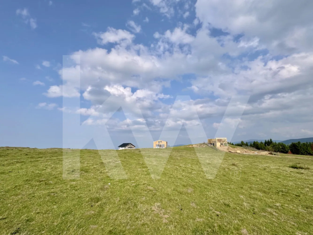 Teren 1003 mp în Păltiniș | Priveliște panoramică către munți - Teren intravilan 1003 mp în Păltiniș | Priveliște panoramică | Potențial investițional

Există proprietăți care se cumpără pentru ce sunt astăzi și proprietăți care se cumpără pentru ceea ce pot deveni. Acest teren din stațiunea Păltiniș face parte din a doua categorie.

Cu o suprafață de 1003 mp și o deschidere de aproximativ 18,3 metri, proprietatea este amplasată într-una dintre cele mai apreciate zone montane din județul Sibiu, într-un cadru natural care oferă liniște, aer curat și priveliști spectaculoase către munți.

Forma terenului permite flexibilitate în proiectare, fiind potrivit atât pentru o casă de vacanță exclusivistă, cât și pentru proiecte turistice precum cabane, pensiuni boutique sau concepte moderne de glamping.

Avantaje principale:
• Teren intravilan cu suprafață de 1003 mp
• Deschidere de aproximativ 18,3 m
• Priveliște deschisă către zona montană
• Acces facil către drumul public
• Utilități în apropiere: curent electric și apă
• Soluție individuală pentru canalizare (fosă septică)
• Zonă cu interes turistic ridicat și potențial de dezvoltare

Conform reglementărilor urbanistice, sunt permise construcții cu destinația de case de vacanță, cu respectarea condițiilor specifice zonei. Autorizarea construcțiilor este permisă în condițiile existenței accesului la drum public, direct sau prin servitute.

Fie că îți dorești un refugiu în mijlocul naturii, fie că urmărești o investiție într-o destinație montană aflată în continuă dezvoltare, această proprietate oferă combinația ideală dintre locație, suprafață și perspectivă de valorificare.

Pentru informații suplimentare și programarea unei vizionări, contactează-mă cu încredere.