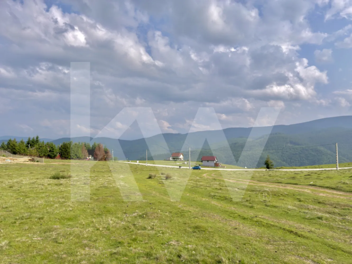 Teren 1003 mp în Păltiniș | Priveliște panoramică către munți - Teren intravilan 1003 mp în Păltiniș | Priveliște panoramică | Potențial investițional

Există proprietăți care se cumpără pentru ce sunt astăzi și proprietăți care se cumpără pentru ceea ce pot deveni. Acest teren din stațiunea Păltiniș face parte din a doua categorie.

Cu o suprafață de 1003 mp și o deschidere de aproximativ 18,3 metri, proprietatea este amplasată într-una dintre cele mai apreciate zone montane din județul Sibiu, într-un cadru natural care oferă liniște, aer curat și priveliști spectaculoase către munți.

Forma terenului permite flexibilitate în proiectare, fiind potrivit atât pentru o casă de vacanță exclusivistă, cât și pentru proiecte turistice precum cabane, pensiuni boutique sau concepte moderne de glamping.

Avantaje principale:
• Teren intravilan cu suprafață de 1003 mp
• Deschidere de aproximativ 18,3 m
• Priveliște deschisă către zona montană
• Acces facil către drumul public
• Utilități în apropiere: curent electric și apă
• Soluție individuală pentru canalizare (fosă septică)
• Zonă cu interes turistic ridicat și potențial de dezvoltare

Conform reglementărilor urbanistice, sunt permise construcții cu destinația de case de vacanță, cu respectarea condițiilor specifice zonei. Autorizarea construcțiilor este permisă în condițiile existenței accesului la drum public, direct sau prin servitute.

Fie că îți dorești un refugiu în mijlocul naturii, fie că urmărești o investiție într-o destinație montană aflată în continuă dezvoltare, această proprietate oferă combinația ideală dintre locație, suprafață și perspectivă de valorificare.

Pentru informații suplimentare și programarea unei vizionări, contactează-mă cu încredere.
