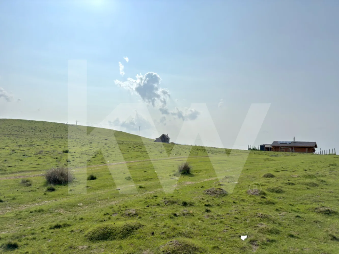 Teren 1003 mp în Păltiniș | Priveliște panoramică către munți - Teren intravilan 1003 mp în Păltiniș | Priveliște panoramică | Potențial investițional

Există proprietăți care se cumpără pentru ce sunt astăzi și proprietăți care se cumpără pentru ceea ce pot deveni. Acest teren din stațiunea Păltiniș face parte din a doua categorie.

Cu o suprafață de 1003 mp și o deschidere de aproximativ 18,3 metri, proprietatea este amplasată într-una dintre cele mai apreciate zone montane din județul Sibiu, într-un cadru natural care oferă liniște, aer curat și priveliști spectaculoase către munți.

Forma terenului permite flexibilitate în proiectare, fiind potrivit atât pentru o casă de vacanță exclusivistă, cât și pentru proiecte turistice precum cabane, pensiuni boutique sau concepte moderne de glamping.

Avantaje principale:
• Teren intravilan cu suprafață de 1003 mp
• Deschidere de aproximativ 18,3 m
• Priveliște deschisă către zona montană
• Acces facil către drumul public
• Utilități în apropiere: curent electric și apă
• Soluție individuală pentru canalizare (fosă septică)
• Zonă cu interes turistic ridicat și potențial de dezvoltare

Conform reglementărilor urbanistice, sunt permise construcții cu destinația de case de vacanță, cu respectarea condițiilor specifice zonei. Autorizarea construcțiilor este permisă în condițiile existenței accesului la drum public, direct sau prin servitute.

Fie că îți dorești un refugiu în mijlocul naturii, fie că urmărești o investiție într-o destinație montană aflată în continuă dezvoltare, această proprietate oferă combinația ideală dintre locație, suprafață și perspectivă de valorificare.

Pentru informații suplimentare și programarea unei vizionări, contactează-mă cu încredere.