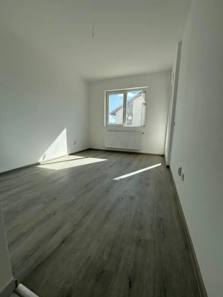 Garsoniera cartier Militari Residence - mutare imediata!! - TVA INCLUS !!

COMISION 0%

Vă prezentăm o garsonieră deosebită, situată în cartierul Militari Residence, într-un bloc modern cu regim de înălțime P+3, poziționat strategic pentru a vă oferi confort și accesibilitate.

Detalii proprietate:

- Tip: Garsonieră
- Etaj: Intermediar
- Finalizata - mutare imediata !!
- Locație: Militari Residence

Avantaje:

- Bloc nou, construit cu materiale de calitate, garantând un standard ridicat de confort.
- Poziție excelentă, în imediata apropiere a mijloacelor de transport în comun, pentru o deplasare facilă către orice zonă a orașului.
- Acces rapid la instituții educaționale (școli publice), centre comerciale, supermarketuri și mall-uri.
- Zonă liniștită, ideală pentru locuit sau investiție.

Acum este momentul să achiziționați locuința visurilor dumneavoastră!

Contactați-ne pentru mai multe detalii și programarea unei vizionări.
