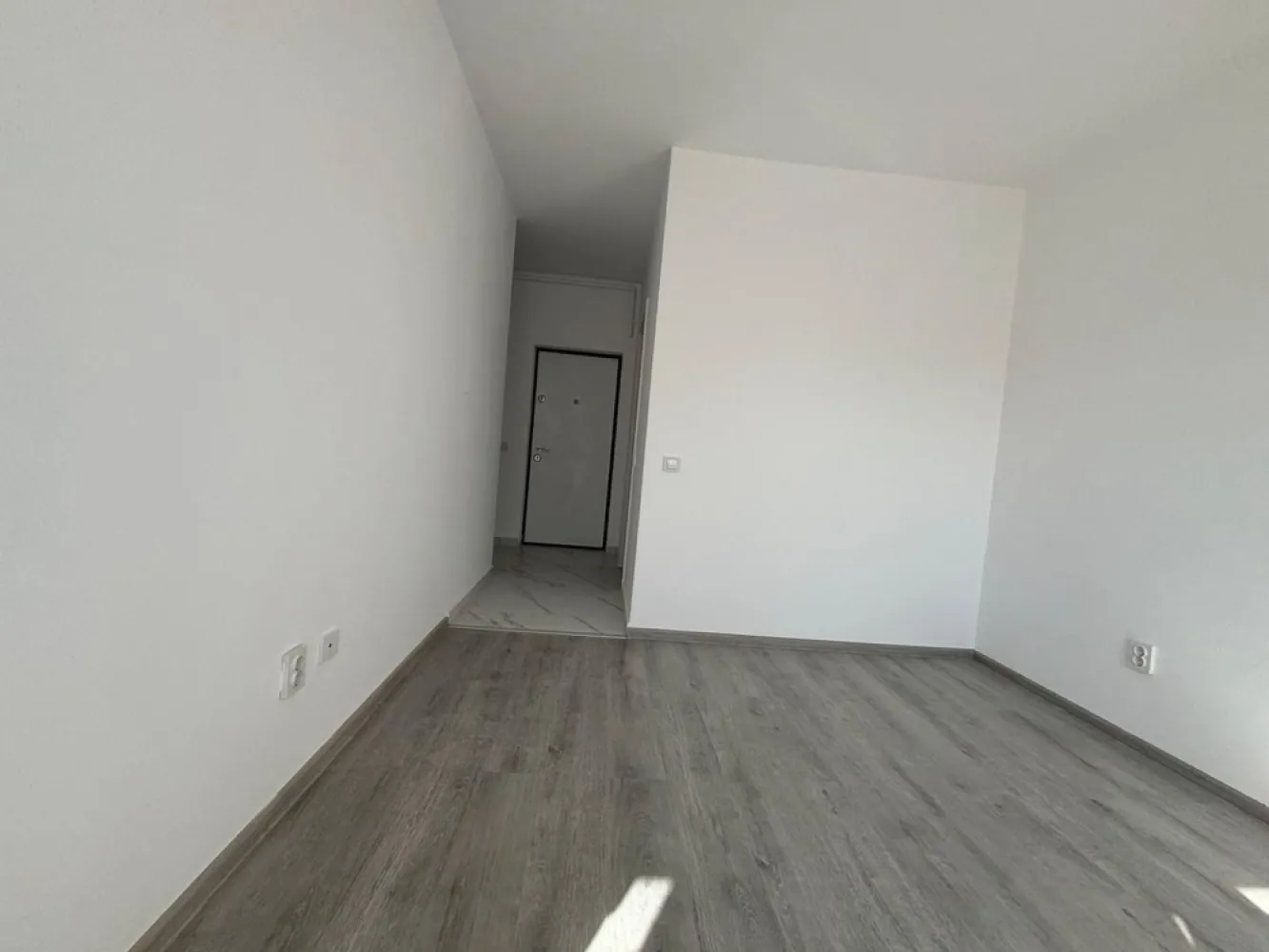 Garsoniera cartier Militari Residence - mutare imediata!! - TVA INCLUS !!

COMISION 0%

Vă prezentăm o garsonieră deosebită, situată în cartierul Militari Residence, într-un bloc modern cu regim de înălțime P+3, poziționat strategic pentru a vă oferi confort și accesibilitate.

Detalii proprietate:

- Tip: Garsonieră
- Etaj: Intermediar
- Finalizata - mutare imediata !!
- Locație: Militari Residence

Avantaje:

- Bloc nou, construit cu materiale de calitate, garantând un standard ridicat de confort.
- Poziție excelentă, în imediata apropiere a mijloacelor de transport în comun, pentru o deplasare facilă către orice zonă a orașului.
- Acces rapid la instituții educaționale (școli publice), centre comerciale, supermarketuri și mall-uri.
- Zonă liniștită, ideală pentru locuit sau investiție.

Acum este momentul să achiziționați locuința visurilor dumneavoastră!

Contactați-ne pentru mai multe detalii și programarea unei vizionări.