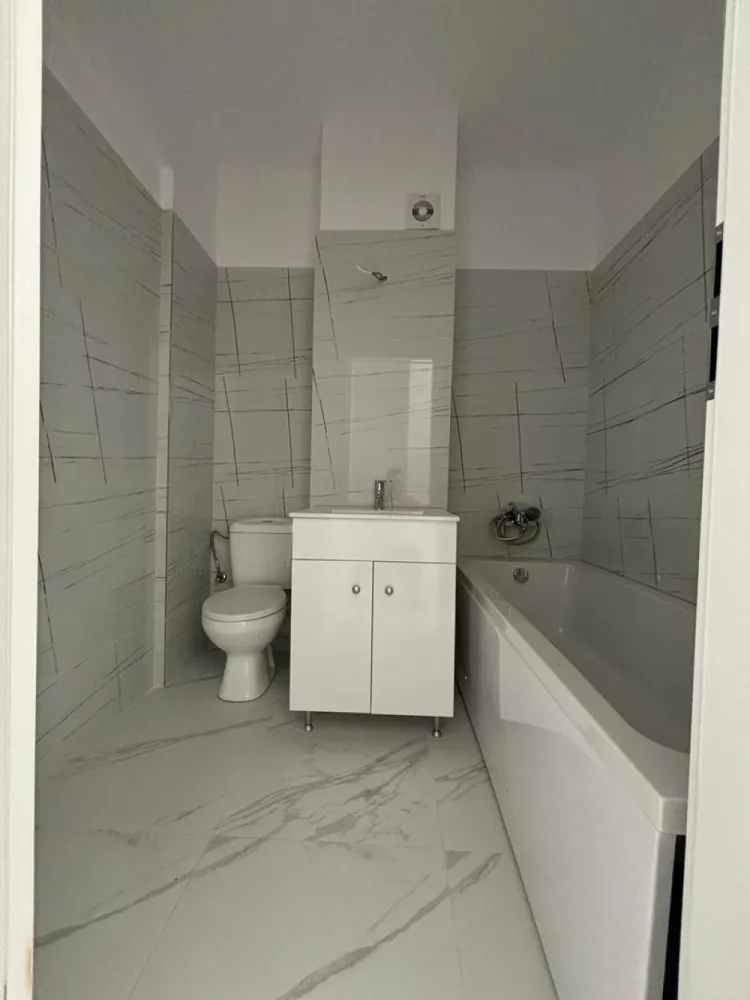 Garsoniera cartier Militari Residence - mutare imediata!! - TVA INCLUS !!

COMISION 0%

Vă prezentăm o garsonieră deosebită, situată în cartierul Militari Residence, într-un bloc modern cu regim de înălțime P+3, poziționat strategic pentru a vă oferi confort și accesibilitate.

Detalii proprietate:

- Tip: Garsonieră
- Etaj: Intermediar
- Finalizata - mutare imediata !!
- Locație: Militari Residence

Avantaje:

- Bloc nou, construit cu materiale de calitate, garantând un standard ridicat de confort.
- Poziție excelentă, în imediata apropiere a mijloacelor de transport în comun, pentru o deplasare facilă către orice zonă a orașului.
- Acces rapid la instituții educaționale (școli publice), centre comerciale, supermarketuri și mall-uri.
- Zonă liniștită, ideală pentru locuit sau investiție.

Acum este momentul să achiziționați locuința visurilor dumneavoastră!

Contactați-ne pentru mai multe detalii și programarea unei vizionări.