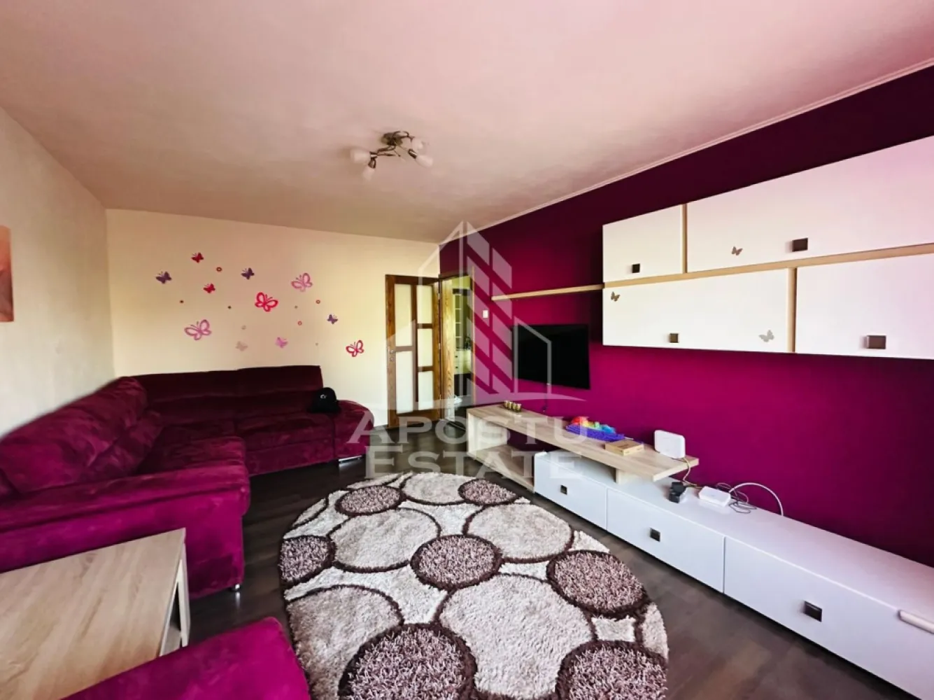 Apartament 2 camere zona Micalaca - APOSTU ESTATE va propune spre inchiriere apartament cu 2 camere de inchiriat in zona Micalaca, situat la etajul 1 din 4, intr-un imobil linistit si bine intretinut.

Locuinta este complet mobilata si utilata, fiind dotata cu centrala termica proprie, aer conditionat, TV, aragaz, hota, cuptor cu microunde, frigider si masina de spalat rufe, oferind tot confortul necesar pentru o mutare imediata.

Apartamentul este ideal pentru studenti, un cuplu sau o familie formata din 2 persoane, datorita compartimentarii practice si atmosferei placute.

Conditii de inchiriere:

Perioada minima de inchiriere: 1 an
Nu se accepta animale de companie
Nu se accepta fumatori

Pentru mai multe detalii sau pentru programarea unei vizionari, echipa Apostu Estate va sta cu profesionalism si promptitudine la dispozitie dumneavoastra.
CP3136109