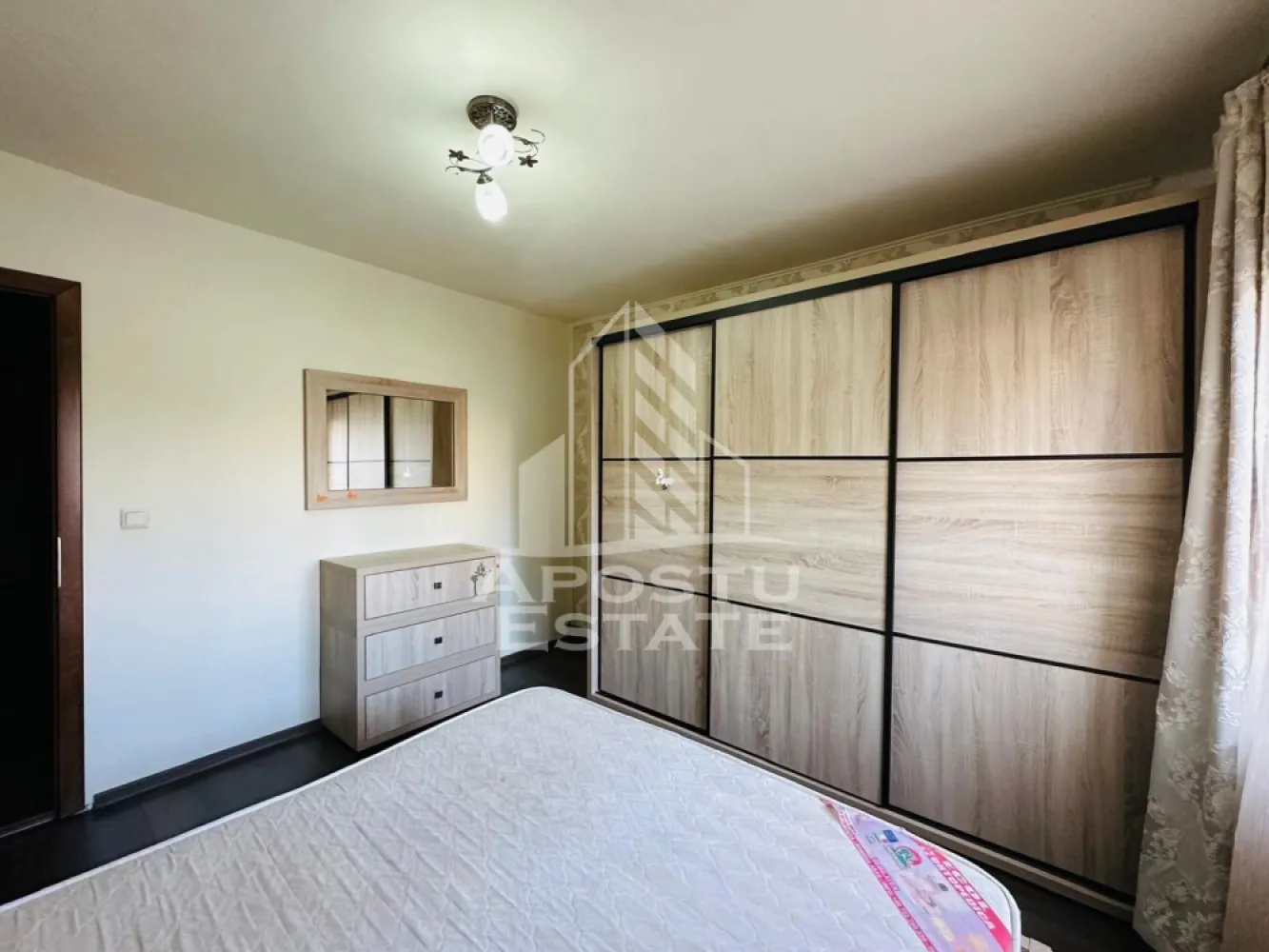 Apartament 2 camere zona Micalaca - APOSTU ESTATE va propune spre inchiriere apartament cu 2 camere de inchiriat in zona Micalaca, situat la etajul 1 din 4, intr-un imobil linistit si bine intretinut.

Locuinta este complet mobilata si utilata, fiind dotata cu centrala termica proprie, aer conditionat, TV, aragaz, hota, cuptor cu microunde, frigider si masina de spalat rufe, oferind tot confortul necesar pentru o mutare imediata.

Apartamentul este ideal pentru studenti, un cuplu sau o familie formata din 2 persoane, datorita compartimentarii practice si atmosferei placute.

Conditii de inchiriere:

Perioada minima de inchiriere: 1 an
Nu se accepta animale de companie
Nu se accepta fumatori

Pentru mai multe detalii sau pentru programarea unei vizionari, echipa Apostu Estate va sta cu profesionalism si promptitudine la dispozitie dumneavoastra.
CP3136109