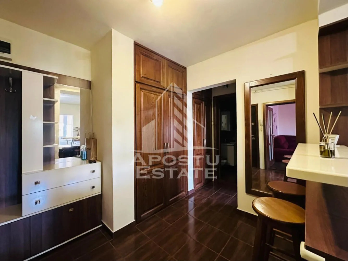 Apartament 2 camere zona Micalaca - APOSTU ESTATE va propune spre inchiriere apartament cu 2 camere de inchiriat in zona Micalaca, situat la etajul 1 din 4, intr-un imobil linistit si bine intretinut.

Locuinta este complet mobilata si utilata, fiind dotata cu centrala termica proprie, aer conditionat, TV, aragaz, hota, cuptor cu microunde, frigider si masina de spalat rufe, oferind tot confortul necesar pentru o mutare imediata.

Apartamentul este ideal pentru studenti, un cuplu sau o familie formata din 2 persoane, datorita compartimentarii practice si atmosferei placute.

Conditii de inchiriere:

Perioada minima de inchiriere: 1 an
Nu se accepta animale de companie
Nu se accepta fumatori

Pentru mai multe detalii sau pentru programarea unei vizionari, echipa Apostu Estate va sta cu profesionalism si promptitudine la dispozitie dumneavoastra.
CP3136109