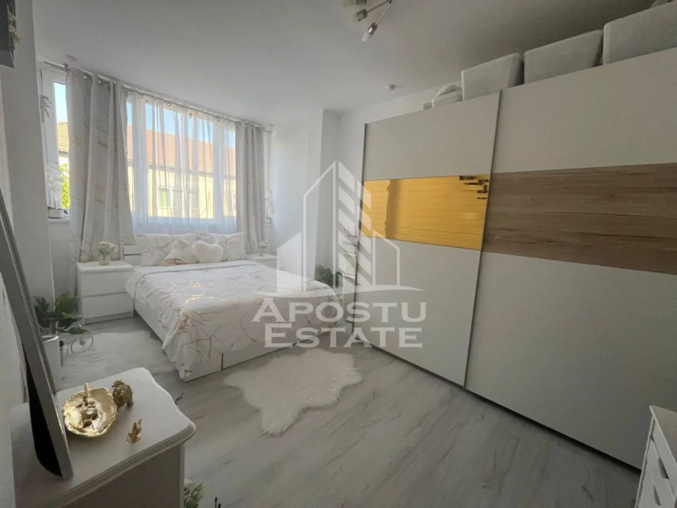 Apartament cu 3 camere, semidecomandat, renovat, Spitalul Judetean - APOSTU ESTATE are placerea de a va propune spre vanzare un apartament cu 3 camere,localizat in zona Spitalul Judetean.
Apartamentul este situat la etajul 4 din 4 si are suprafata de 54 mp utili+ balcon.
Compartimentare:
- 2 Holuri
- Bucatarie utilata
- Living spatios 
- 2 Dormitoare
- 1 baie cu cada si geam

Confortul termic este realizat prin intermediul centralei proprii.
Proprietarul a renovat integral apartamentul inclusiv instalatia electrica si sanitara, se preda mobilat si utilat complet.

Zona linistita cu numeroase facilitati si puncte de interes precum statie de autobuz, magazine, supermarket, piata, institutii de invatamant, institutii farmaceutice, institutii bancare.
Acceptam orice tip de credit bancar. Oferim consultanta si solutii financiare prin colaboratorii nostri.
Va asteptam cu drag la o vizionare chiar astazi!
