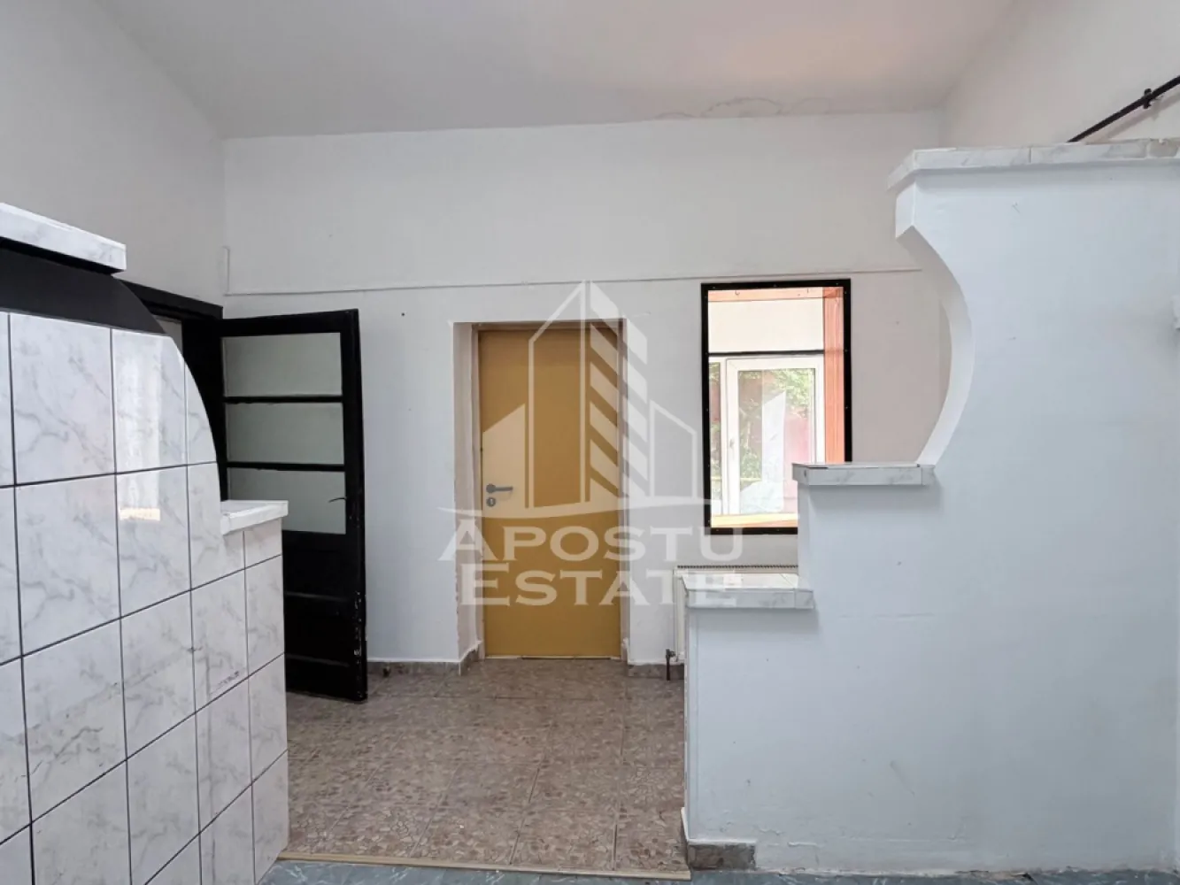 Casa individuala de vanzare pe parter Fratelia-Girocului - APOSTU ESTATE va propune spre vanzare o casa individuala, pe parter, situata in Timisoara, zona Fratelia-Calea Girocului. 

Compartimentare:
-hol de acces;
-bucatarie;
-doua dormitoare;
-camera de zi;
-baie.

Casa este din caramida, are suprafata construita de 97 mp, suprafata utila de 75 mp, iar terenul are suprafata de 432 mp, cu deschidere stradala de 10 m.

Va invitam la o vizionare chiar astazi. 

CP3135969