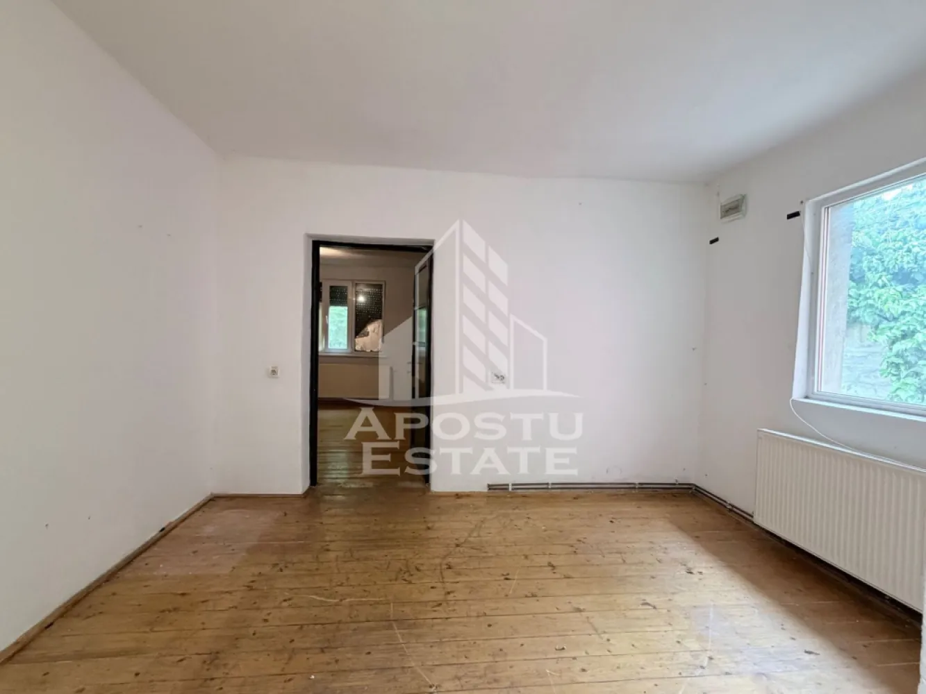 Casa individuala de vanzare pe parter Fratelia-Girocului - APOSTU ESTATE va propune spre vanzare o casa individuala, pe parter, situata in Timisoara, zona Fratelia-Calea Girocului. 

Compartimentare:
-hol de acces;
-bucatarie;
-doua dormitoare;
-camera de zi;
-baie.

Casa este din caramida, are suprafata construita de 97 mp, suprafata utila de 75 mp, iar terenul are suprafata de 432 mp, cu deschidere stradala de 10 m.

Va invitam la o vizionare chiar astazi. 

CP3135969
