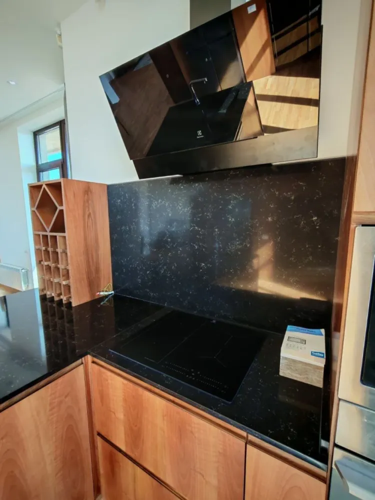 Penthouse 5 camere 250 mp lângă Ambasada SUA , zona Băneasa București - Arbore Real Estate vă oferă spre închiriere un penthouse spectaculos cu 5 camere și 250 mp, situat în una dintre cele mai exclusiviste zone rezidențiale din nordul Bucureștiului – Aleea Privighetorilor, Iancu Nicolae, Pipera, la câteva minute de Ambasada SUA și Pădurea Băneasa.

📍Penthouse-ul se află la etajul 7/7 al ansamblului rezidențial Privighetorilor 86P, una dintre cele mai apreciate dezvoltări din Baneasa.

✨ Detalii și compartimentare:
Suprafață utilă: 250 mp
Terasa: 300
Living generos, open space cu zonă de dining și bucătărie complet utilată și mobilată
3 dormitoare, fiecare cu baie proprie
Dormitor matrimonial cu dressing separat
1 debara cu intrare separată
Spații multiple de depozitare în holuri
Terasă panoramică – ideală pentru relaxare, plajă urbană sau socializare
2 locuri parcare la subteran inclus in pret

🏢 Avantaje locație:
Situat lângă Pădurea Băneasa – aer curat și liniște
Acces rapid la:
• Ambasada SUA
• Băneasa Shopping City, IKEA, Jolie Ville
• Grădina Zoologică Băneasa
• Școli internaționale de top: American School, British School, Liceul Francez „Anna de Noailles”, Avenor College, Little London, etc.

🛡️ Alte beneficii:
Ansamblu rezidențial securizat
Priveliști largi și lumină naturală pe tot parcursul zilei
Acces facil către DN1, aeroporturi și zona de birouri Pipera

Cerinte: 
Contract minim 12 luni
Comision agentie 50%
Depozit 2 luni
Pret 2800 euro + tva

📞 Disponibil imediat pentru închiriere – ideal pentru expați, diplomați sau familii care caută confort de top și intimitate.

Cu deosebită considerație,
Arbore Real Estate