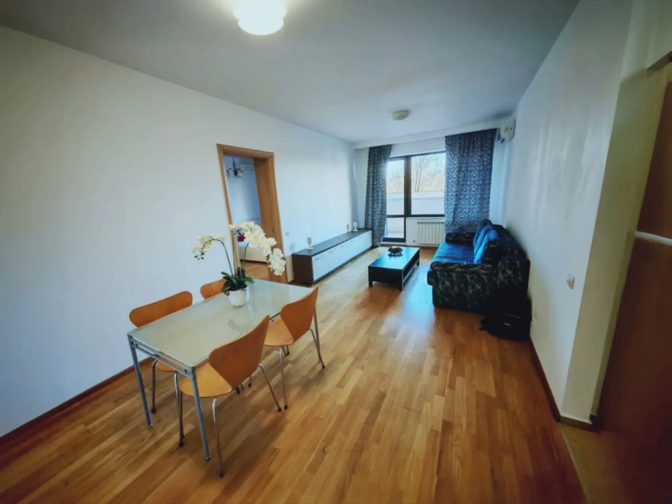 Apartament 2 camere mobilat complet Pipera | Privighetorilor | Băneasa - Vă oferim spre vânzare un apartament modern de 2 camere situat în ansamblul rezidențial Privighetorilor, una dintre cele mai apreciate dezvoltări din zona de nord a Capitalei – Pipera, Sector 1.

Proprietatea se remarcă prin poziția excelentă, compartimentarea eficientă și terasa generoasă, fiind ideală atât pentru locuit, cât și pentru investiție.

Apartamentul este situat la parterul unui imobil cu 7 etaje și beneficiază de acces facil către principalele puncte de interes din zona Băneasa – Pipera.

Compartimentare
living spațios, complet mobilat și dotat cu aer condiționat
bucătărie complet utilată și mobilată
dormitor mobilat cu baie proprie și aer condiționat
hol de intrare
WC de serviciu
terasă generoasă
Dotări și facilități
ansamblu rezidențial modern
centrală proprie a blocului
pază și securitate 24/24
finisaje de calitate
acces controlat în complex
Localizare excelentă
Apartamentul este situat pe Aleea Privighetorilor nr. 86P, Sector 1, într-o zonă verde și liniștită, aproape de principalele centre comerciale și instituții educaționale internaționale:
Grădina Zoologică Băneasa
Băneasa Shopping City
IKEA
Jolie Ville
Ambasada SUA
American International School of Bucharest
British School of Bucharest
Liceul Francez Anna de Noailles
Avenor College
numeroase școli și grădinițe private din zona Pipera

Preț
💰 175.000 EUR tva inclus
Loc de parcare disponibil separat:
15.000 EUR – parcare exterioară
18.000 EUR – parcare subterană

Comision agentie 2%