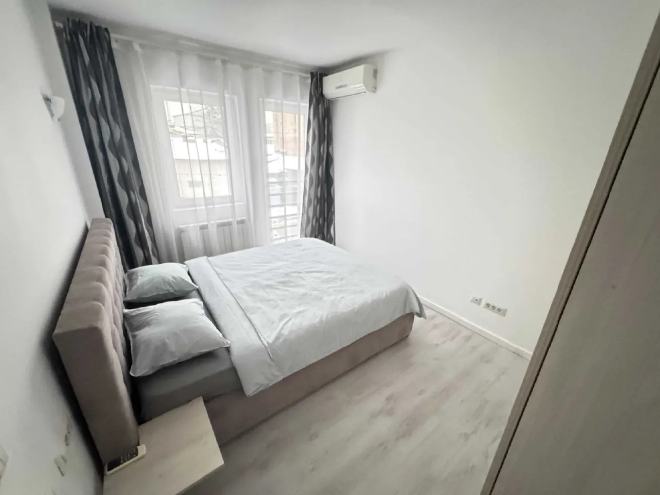 Apartament 2 camere cu terasa, langa metrou Timpuri Noi - Apartament cu 2 camere, luminos si bine compartimentat, mobilat si utilat, situat intr-un bloc modern (2015), etaj 1 din 3 cu mansarda, lift si interfon. Ideal pentru cine lucreaza in zona de birouri, iubeste cafenelele bune si vrea acces rapid la metrou.

-> Detalii care conteaza:

- 55 mp utili + terasa de 11 mp (perfecta pentru cafeaua de dimineata sau un pahar de vin seara)
- Living generos – 25 mp
- Baie cu geam (rar & super apreciat)
- Debara cu geam (spatiu extra pt depozitare)
- 2 aparate de aer conditionat (living + dormitor)
- Masina de spalat vase si masina de spalat haine
- TV
-> Localizare excelenta:
Metrou Timpuri Noi / Mihai Bravu – 10 min pe jos
Lidl – 8 min
Piata Unirii – 30 min pe jos
Aproape de birouri, parcuri, cafenele, restaurante si tot ce face viata mai usoara (si mai fun)
Un apartament echilibrat: liniste cand ai nevoie, orasul aproape pentru plimbari.

Disponibil imediat . Se inchiriaza complet mobilat si utilat.

Va stam la dispozitie pentru informatii suplimentare sau pentru programarea unei vizionari.

Comisionul agentiei este de 50% din prima prima luna, iar perioada minima a inchirierii este de 12 luni.

Cu deosebita consideratie,
Arbore Real Estate