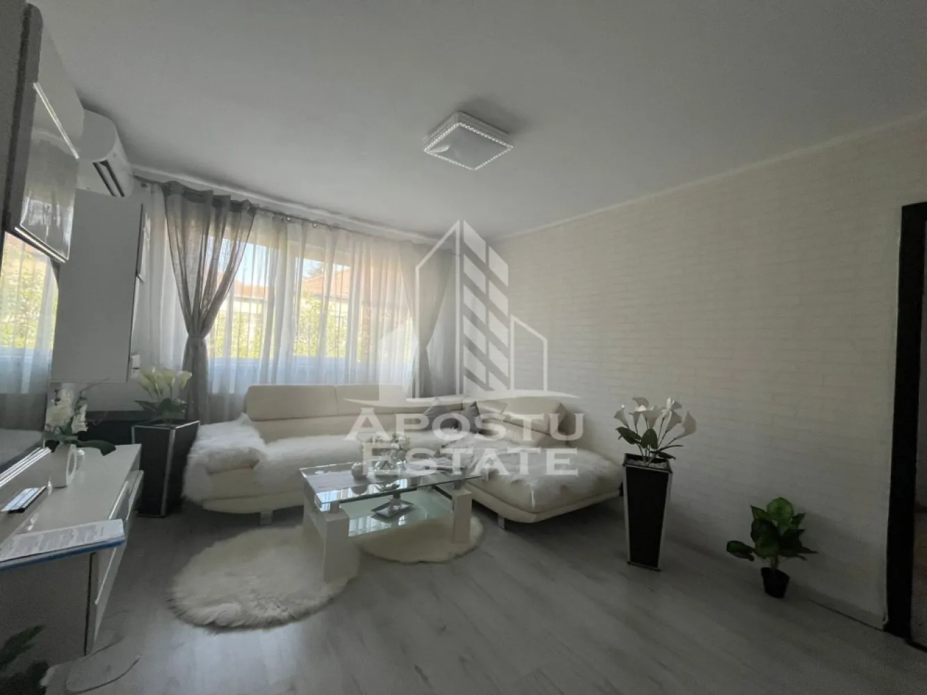 Apartament cu 3 camere, semidecomandat, renovat, Spitalul Judetean - APOSTU ESTATE are placerea de a va propune spre vanzare un apartament cu 3 camere,localizat in zona Spitalul Judetean.
Apartamentul este situat la etajul 4 din 4 si are suprafata de 54 mp utili+ balcon.
Compartimentare:
- 2 Holuri
- Bucatarie utilata
- Living spatios 
- 2 Dormitoare
- 1 baie cu cada si geam

Confortul termic este realizat prin intermediul centralei proprii.
Proprietarul a renovat integral apartamentul inclusiv instalatia electrica si sanitara, se preda mobilat si utilat complet.

Zona linistita cu numeroase facilitati si puncte de interes precum statie de autobuz, magazine, supermarket, piata, institutii de invatamant, institutii farmaceutice, institutii bancare.
Acceptam orice tip de credit bancar. Oferim consultanta si solutii financiare prin colaboratorii nostri.
Va asteptam cu drag la o vizionare chiar astazi!
