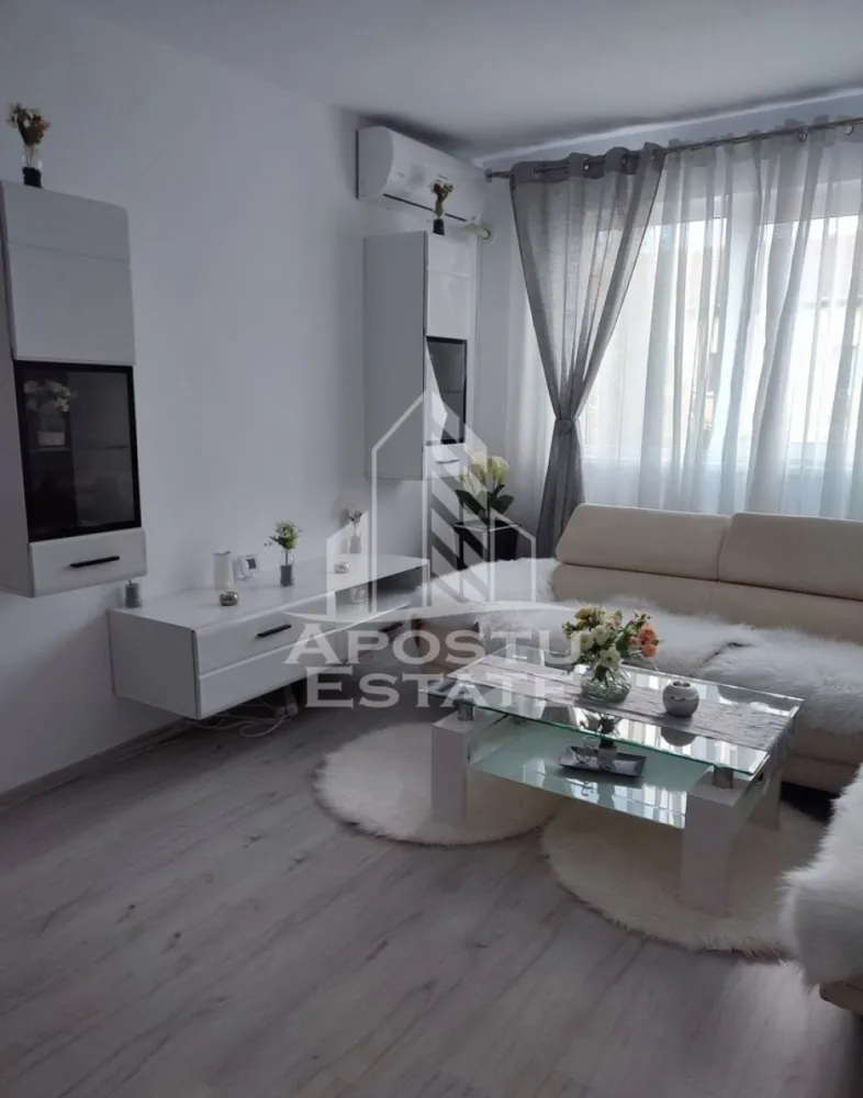 Apartament cu 3 camere, semidecomandat, renovat, Spitalul Judetean - APOSTU ESTATE are placerea de a va propune spre vanzare un apartament cu 3 camere,localizat in zona Spitalul Judetean.
Apartamentul este situat la etajul 4 din 4 si are suprafata de 54 mp utili+ balcon.
Compartimentare:
- 2 Holuri
- Bucatarie utilata
- Living spatios 
- 2 Dormitoare
- 1 baie cu cada si geam

Confortul termic este realizat prin intermediul centralei proprii.
Proprietarul a renovat integral apartamentul inclusiv instalatia electrica si sanitara, se preda mobilat si utilat complet.

Zona linistita cu numeroase facilitati si puncte de interes precum statie de autobuz, magazine, supermarket, piata, institutii de invatamant, institutii farmaceutice, institutii bancare.
Acceptam orice tip de credit bancar. Oferim consultanta si solutii financiare prin colaboratorii nostri.
Va asteptam cu drag la o vizionare chiar astazi!
