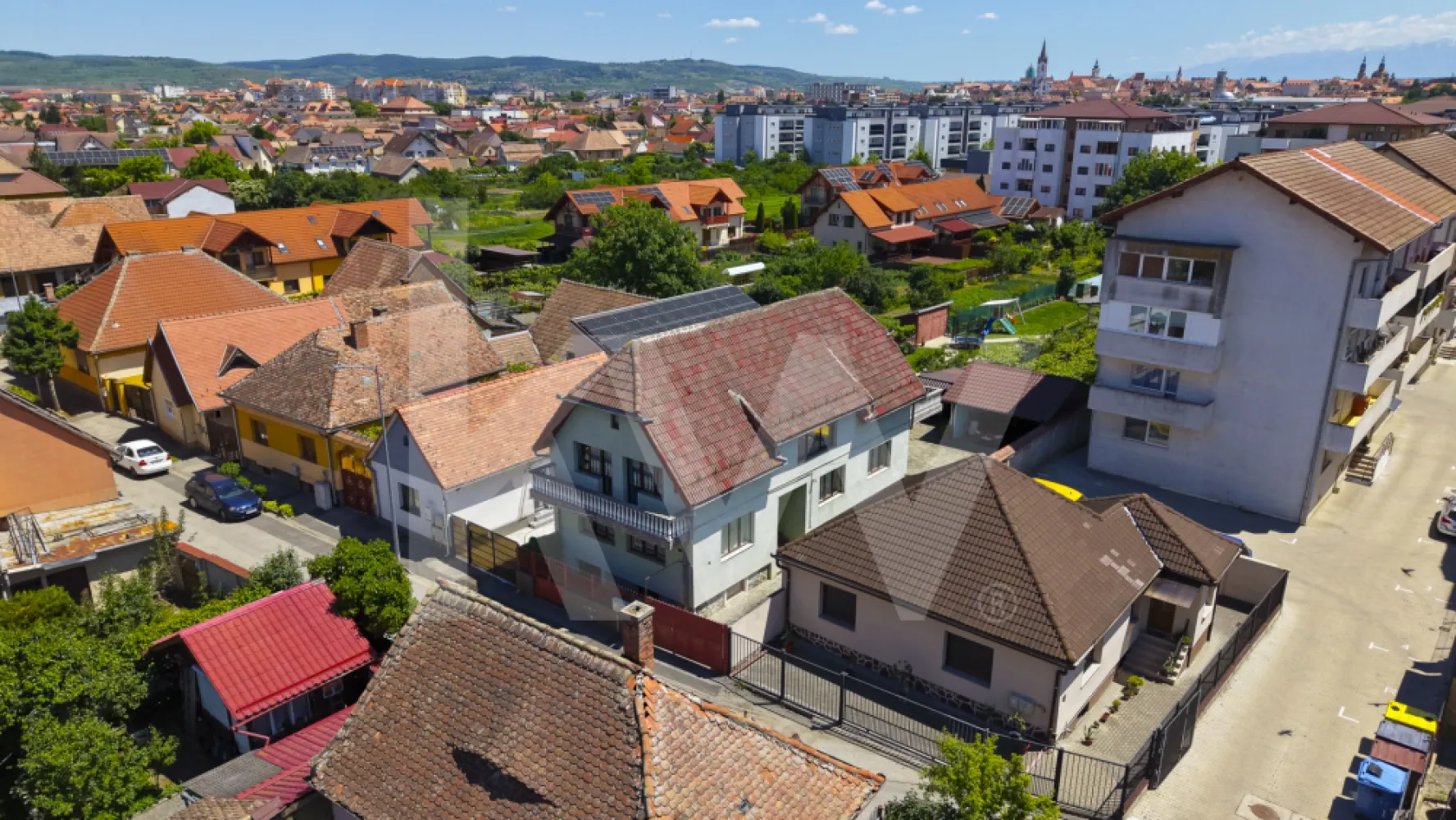 Casă 6 camere D+P+M-238 mp utili, 514 mp curte, Zona Cartier Kogalniceanu - În unele case locuiești. În altele simți că trăiești. Aceasta e din a doua categorie.

Oprește-te și ia în calcul următorul scenariu: Îți începi dimineața fără stresul traficului din Cisnădie sau Șelimbăr – ești deja în oraș. Îți bei cafeaua în grădina din spate (o oază destul de rară pentru o zonă atât de centrală). Sâmbăta poți merge pe jos în Piața Cibin pentru legume proaspete. 
Dacă ai copii, se pot juca în siguranță în curte sau în parcurile din zona Kogălniceanu. Seara, carportul dublu te scapă de coșmarul parcării din Sibiu, iar șopronul este ideal pentru un grătar cu prietenii. Este viața la casă, dar cu avantajele logistice ale unui apartament ultracentral.

În imediata apropiere ai supermarketuri (Kaufland, Lidl, Penny, Profi), farmacii, bănci și servicii.

Pe strada Turnișorului nr. 39A, una dintre axele cu cea mai bună conectivitate din Sibiu, vă așteptă o proprietate care redefinește ce înseamnă spațiu, posibilități și flexibilitate pentru o familie care se respectă. 

Despre proprietate:

Regim înălțime: Demisol + Parter + Mansardă (D+P+M)
Suprafață utilă: 239 mp — generoasă, fără compromisuri
Suprafață teren: 514 mp, cu deschidere la stradă de 10,5 ml
Compartimentare: 6 camere, 2 bucătării,  baie pe fiecare nivel, holuri spațioase

Ce vei găsi la fiecare nivel:

Demisol: Bucătărie mare mobilată și utilată, pivniță mare, două camere pretabile activități comerciale — ideal ca și spațiu independent cu intrare direct din stradă. 
Parter: Living reprezentativ cu parchet clasic, bucătărie cu bar și acces direct în curte, zona de luat masa, zonă de zi, baie cu cabină de duș.
Mansardă: 4 dormitoare și parchet de lemn, baie cu cadă, terasă deschisă cu vedere spre cartier

Exteriorul vorbește de la sine:

Curte interioară complet pavată, cu acces auto și carport acoperit pentru 2 mașini
Grădină în spate cu viță de vie, pomi fructiferi și spațiu depozitare unelte. 
Șopron utilitar + grătar zidit — totul gata de folosit
Gard și poartă — intimitate și securitate

De ce strada Turnișorului?
Poziție strategică în Sibiu — acces rapid la centrul orașului, școli, magazine, transport public. Zonă liniștită, cu caracter rezidențial consolidat.
Potrivit pentru: Familie numeroasă | Locuință + birou acasă | Locuință cu apartament independent la demisol, 
Poate fi luată în calcul și pentru Clinică Veterinară, birouri, Salon...

Programați o vizionare astăzi — proprietatea este disponibilă imediat.
Contactați-ne și descoperiți în persoană ce înseamnă 239 de metri pătrați de posibilități.

