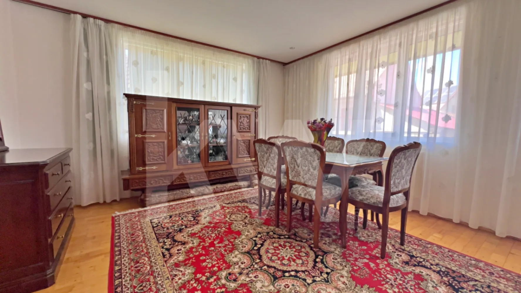 Casă 6 camere D+P+M-238 mp utili, 514 mp curte, Zona Cartier Kogalniceanu - În unele case locuiești. În altele simți că trăiești. Aceasta e din a doua categorie.

Oprește-te și ia în calcul următorul scenariu: Îți începi dimineața fără stresul traficului din Cisnădie sau Șelimbăr – ești deja în oraș. Îți bei cafeaua în grădina din spate (o oază destul de rară pentru o zonă atât de centrală). Sâmbăta poți merge pe jos în Piața Cibin pentru legume proaspete. 
Dacă ai copii, se pot juca în siguranță în curte sau în parcurile din zona Kogălniceanu. Seara, carportul dublu te scapă de coșmarul parcării din Sibiu, iar șopronul este ideal pentru un grătar cu prietenii. Este viața la casă, dar cu avantajele logistice ale unui apartament ultracentral.

În imediata apropiere ai supermarketuri (Kaufland, Lidl, Penny, Profi), farmacii, bănci și servicii.

Pe strada Turnișorului nr. 39A, una dintre axele cu cea mai bună conectivitate din Sibiu, vă așteptă o proprietate care redefinește ce înseamnă spațiu, posibilități și flexibilitate pentru o familie care se respectă. 

Despre proprietate:

Regim înălțime: Demisol + Parter + Mansardă (D+P+M)
Suprafață utilă: 239 mp — generoasă, fără compromisuri
Suprafață teren: 514 mp, cu deschidere la stradă de 10,5 ml
Compartimentare: 6 camere, 2 bucătării,  baie pe fiecare nivel, holuri spațioase

Ce vei găsi la fiecare nivel:

Demisol: Bucătărie mare mobilată și utilată, pivniță mare, două camere pretabile activități comerciale — ideal ca și spațiu independent cu intrare direct din stradă. 
Parter: Living reprezentativ cu parchet clasic, bucătărie cu bar și acces direct în curte, zona de luat masa, zonă de zi, baie cu cabină de duș.
Mansardă: 4 dormitoare și parchet de lemn, baie cu cadă, terasă deschisă cu vedere spre cartier

Exteriorul vorbește de la sine:

Curte interioară complet pavată, cu acces auto și carport acoperit pentru 2 mașini
Grădină în spate cu viță de vie, pomi fructiferi și spațiu depozitare unelte. 
Șopron utilitar + grătar zidit — totul gata de folosit
Gard și poartă — intimitate și securitate

De ce strada Turnișorului?
Poziție strategică în Sibiu — acces rapid la centrul orașului, școli, magazine, transport public. Zonă liniștită, cu caracter rezidențial consolidat.
Potrivit pentru: Familie numeroasă | Locuință + birou acasă | Locuință cu apartament independent la demisol, 
Poate fi luată în calcul și pentru Clinică Veterinară, birouri, Salon...

Programați o vizionare astăzi — proprietatea este disponibilă imediat.
Contactați-ne și descoperiți în persoană ce înseamnă 239 de metri pătrați de posibilități.
