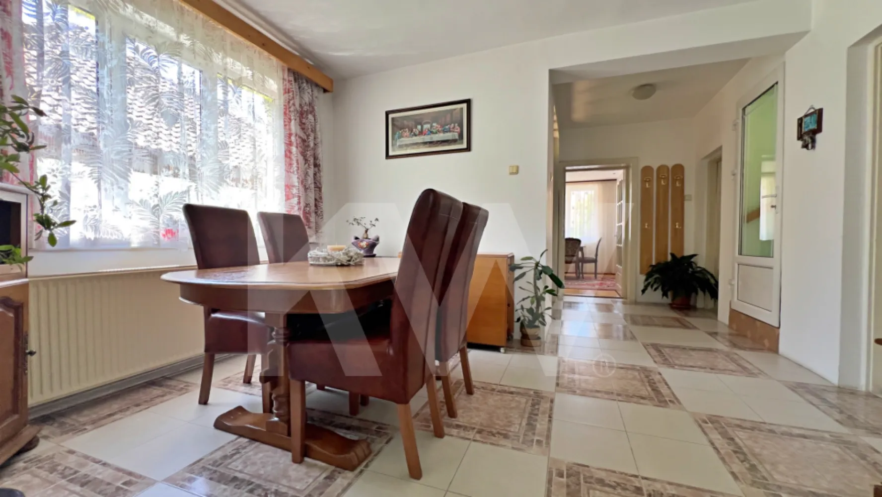 Casă 6 camere D+P+M-238 mp utili, 514 mp curte, Zona Cartier Kogalniceanu - În unele case locuiești. În altele simți că trăiești. Aceasta e din a doua categorie.

Oprește-te și ia în calcul următorul scenariu: Îți începi dimineața fără stresul traficului din Cisnădie sau Șelimbăr – ești deja în oraș. Îți bei cafeaua în grădina din spate (o oază destul de rară pentru o zonă atât de centrală). Sâmbăta poți merge pe jos în Piața Cibin pentru legume proaspete. 
Dacă ai copii, se pot juca în siguranță în curte sau în parcurile din zona Kogălniceanu. Seara, carportul dublu te scapă de coșmarul parcării din Sibiu, iar șopronul este ideal pentru un grătar cu prietenii. Este viața la casă, dar cu avantajele logistice ale unui apartament ultracentral.

În imediata apropiere ai supermarketuri (Kaufland, Lidl, Penny, Profi), farmacii, bănci și servicii.

Pe strada Turnișorului nr. 39A, una dintre axele cu cea mai bună conectivitate din Sibiu, vă așteptă o proprietate care redefinește ce înseamnă spațiu, posibilități și flexibilitate pentru o familie care se respectă. 

Despre proprietate:

Regim înălțime: Demisol + Parter + Mansardă (D+P+M)
Suprafață utilă: 239 mp — generoasă, fără compromisuri
Suprafață teren: 514 mp, cu deschidere la stradă de 10,5 ml
Compartimentare: 6 camere, 2 bucătării,  baie pe fiecare nivel, holuri spațioase

Ce vei găsi la fiecare nivel:

Demisol: Bucătărie mare mobilată și utilată, pivniță mare, două camere pretabile activități comerciale — ideal ca și spațiu independent cu intrare direct din stradă. 
Parter: Living reprezentativ cu parchet clasic, bucătărie cu bar și acces direct în curte, zona de luat masa, zonă de zi, baie cu cabină de duș.
Mansardă: 4 dormitoare și parchet de lemn, baie cu cadă, terasă deschisă cu vedere spre cartier

Exteriorul vorbește de la sine:

Curte interioară complet pavată, cu acces auto și carport acoperit pentru 2 mașini
Grădină în spate cu viță de vie, pomi fructiferi și spațiu depozitare unelte. 
Șopron utilitar + grătar zidit — totul gata de folosit
Gard și poartă — intimitate și securitate

De ce strada Turnișorului?
Poziție strategică în Sibiu — acces rapid la centrul orașului, școli, magazine, transport public. Zonă liniștită, cu caracter rezidențial consolidat.
Potrivit pentru: Familie numeroasă | Locuință + birou acasă | Locuință cu apartament independent la demisol, 
Poate fi luată în calcul și pentru Clinică Veterinară, birouri, Salon...

Programați o vizionare astăzi — proprietatea este disponibilă imediat.
Contactați-ne și descoperiți în persoană ce înseamnă 239 de metri pătrați de posibilități.
