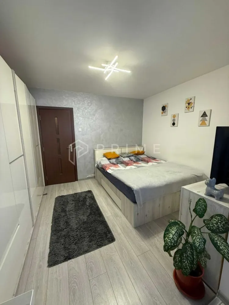 Apartament cu 2 camere, etaj 1 – Cartier Mureșeni - Vă propunem spre vânzare un apartament cu 2 camere situat în cartierul Mureșeni, poziționat la un etaj intermediar (1 din 10) într-un imobil solid construit din beton. Proprietatea oferă un raport excelent între spațiul util și cel auxiliar, fiind o alegere ideală pentru o familie sau un cuplu care își dorește un cămin confortabil.

Detalii tehnice și compartimentare:

Suprafață: 48,5 mp utili + balcon generos de 10,5 mp.

Spațiu inteligent: Balconul este închis și complet integrat în spațiul interior, oferind o zonă suplimentară practică (birou, spațiu de relaxare sau dining).

Confort termic: Centrală termică proprie, izolație termică realizată atât pe exterior, cât și pe interior.

Stare: Apartamentul se vinde mobilat și parțial utilat.

Anexe: Include pivniță proprie, oferind spațiu suplimentar de depozitare.

Localizare și facilități:
Amplasarea apartamentului facilitează un stil de viață comod, având tot ce este esențial la doar câțiva pași distanță:

Educație: Școală la 250 m.

Comerț: Supermarket la 100 m.

Sănătate: Farmacie la 200 m.

Acest apartament reprezintă o oportunitate de achiziție într-o zonă liniștită, cu acces rapid către punctele de interes local.

Promisiunea Prime Properties:
Vă oferim siguranță, transparență și servicii impecabile pe tot parcursul drumului către casa ideală. Dacă această proprietate nu corespunde nevoilor dumneavoastră, lăsați-ne să găsim alternativa potrivită stilului dumneavoastră de viață.