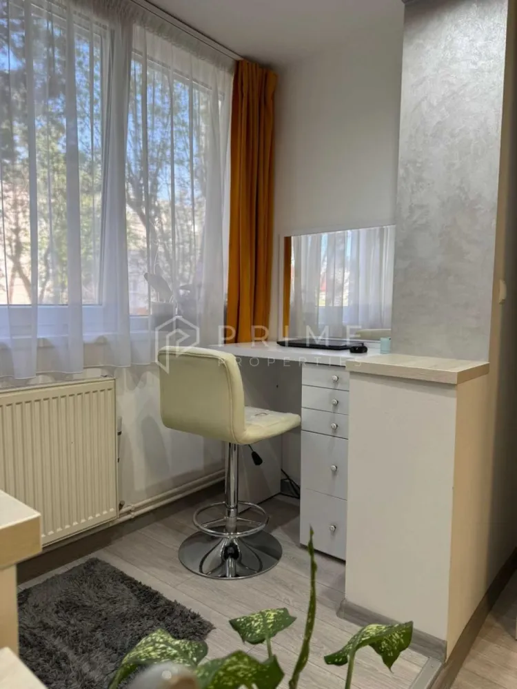 Apartament cu 2 camere, etaj 1 – Cartier Mureșeni - Vă propunem spre vânzare un apartament cu 2 camere situat în cartierul Mureșeni, poziționat la un etaj intermediar (1 din 10) într-un imobil solid construit din beton. Proprietatea oferă un raport excelent între spațiul util și cel auxiliar, fiind o alegere ideală pentru o familie sau un cuplu care își dorește un cămin confortabil.

Detalii tehnice și compartimentare:

Suprafață: 48,5 mp utili + balcon generos de 10,5 mp.

Spațiu inteligent: Balconul este închis și complet integrat în spațiul interior, oferind o zonă suplimentară practică (birou, spațiu de relaxare sau dining).

Confort termic: Centrală termică proprie, izolație termică realizată atât pe exterior, cât și pe interior.

Stare: Apartamentul se vinde mobilat și parțial utilat.

Anexe: Include pivniță proprie, oferind spațiu suplimentar de depozitare.

Localizare și facilități:
Amplasarea apartamentului facilitează un stil de viață comod, având tot ce este esențial la doar câțiva pași distanță:

Educație: Școală la 250 m.

Comerț: Supermarket la 100 m.

Sănătate: Farmacie la 200 m.

Acest apartament reprezintă o oportunitate de achiziție într-o zonă liniștită, cu acces rapid către punctele de interes local.

Promisiunea Prime Properties:
Vă oferim siguranță, transparență și servicii impecabile pe tot parcursul drumului către casa ideală. Dacă această proprietate nu corespunde nevoilor dumneavoastră, lăsați-ne să găsim alternativa potrivită stilului dumneavoastră de viață.
