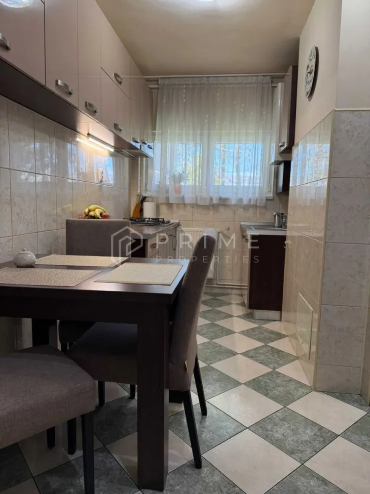 Apartament cu 2 camere, etaj 1 – Cartier Mureșeni - Vă propunem spre vânzare un apartament cu 2 camere situat în cartierul Mureșeni, poziționat la un etaj intermediar (1 din 10) într-un imobil solid construit din beton. Proprietatea oferă un raport excelent între spațiul util și cel auxiliar, fiind o alegere ideală pentru o familie sau un cuplu care își dorește un cămin confortabil.

Detalii tehnice și compartimentare:

Suprafață: 48,5 mp utili + balcon generos de 10,5 mp.

Spațiu inteligent: Balconul este închis și complet integrat în spațiul interior, oferind o zonă suplimentară practică (birou, spațiu de relaxare sau dining).

Confort termic: Centrală termică proprie, izolație termică realizată atât pe exterior, cât și pe interior.

Stare: Apartamentul se vinde mobilat și parțial utilat.

Anexe: Include pivniță proprie, oferind spațiu suplimentar de depozitare.

Localizare și facilități:
Amplasarea apartamentului facilitează un stil de viață comod, având tot ce este esențial la doar câțiva pași distanță:

Educație: Școală la 250 m.

Comerț: Supermarket la 100 m.

Sănătate: Farmacie la 200 m.

Acest apartament reprezintă o oportunitate de achiziție într-o zonă liniștită, cu acces rapid către punctele de interes local.

Promisiunea Prime Properties:
Vă oferim siguranță, transparență și servicii impecabile pe tot parcursul drumului către casa ideală. Dacă această proprietate nu corespunde nevoilor dumneavoastră, lăsați-ne să găsim alternativa potrivită stilului dumneavoastră de viață.