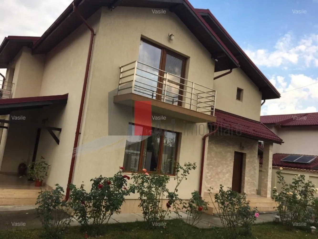 Vila Pantelimon - Padure - Va propunem spre vanzare o vila P+1+Pod in orasul Pantelimon intr-un cartier privat langa padure, vis-a-vis de Centrul De Geriatrie Sfantul Sava, la doar 5 km. de intrarea in Bucuresti. Mijloace de transport RATB - R548 si R542 
 Vila a fost construita in 2014; La parter se afla holul de intrare, un grup sanitar, living, bucatarie foarte spatioasa larg deschisa, spatiu special destinat centralei termice si intrarea in garaj; Etajul 1 este compus din 3 dormitoare, dintre care unul cu propria baie si dressing, doua balcoane, hol si o alta baie. O terasa deschisa foarte spatioasa cu o alta iesire din casa.
 Strada betonata cu intrare din DN3 la 100m, iar in cealalta parte intra in padure la 50 m.
 Suprafata totala teren 450 m.p. plus casa 247 m.p. Posibilitate cumparare separat a altui teren vecin cu spatele curtii.
 Materiale Premium - gresie, faianta, parchet, usi, termopane, instalatii sanitare, instalatii electrice, tevi, calorifere, centrala termica toate produse in Germania.
 Pivnita - 15 m.p.; fantana la 74 m adancime; canalizare ( statie de epurare ), gaze, curent electric.
 Va asteptam la vizionare!