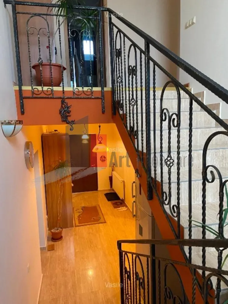 Vila Pantelimon - Padure - Va propunem spre vanzare o vila P+1+Pod in orasul Pantelimon intr-un cartier privat langa padure, vis-a-vis de Centrul De Geriatrie Sfantul Sava, la doar 5 km. de intrarea in Bucuresti. Mijloace de transport RATB - R548 si R542 
 Vila a fost construita in 2014; La parter se afla holul de intrare, un grup sanitar, living, bucatarie foarte spatioasa larg deschisa, spatiu special destinat centralei termice si intrarea in garaj; Etajul 1 este compus din 3 dormitoare, dintre care unul cu propria baie si dressing, doua balcoane, hol si o alta baie. O terasa deschisa foarte spatioasa cu o alta iesire din casa.
 Strada betonata cu intrare din DN3 la 100m, iar in cealalta parte intra in padure la 50 m.
 Suprafata totala teren 450 m.p. plus casa 247 m.p. Posibilitate cumparare separat a altui teren vecin cu spatele curtii.
 Materiale Premium - gresie, faianta, parchet, usi, termopane, instalatii sanitare, instalatii electrice, tevi, calorifere, centrala termica toate produse in Germania.
 Pivnita - 15 m.p.; fantana la 74 m adancime; canalizare ( statie de epurare ), gaze, curent electric.
 Va asteptam la vizionare!