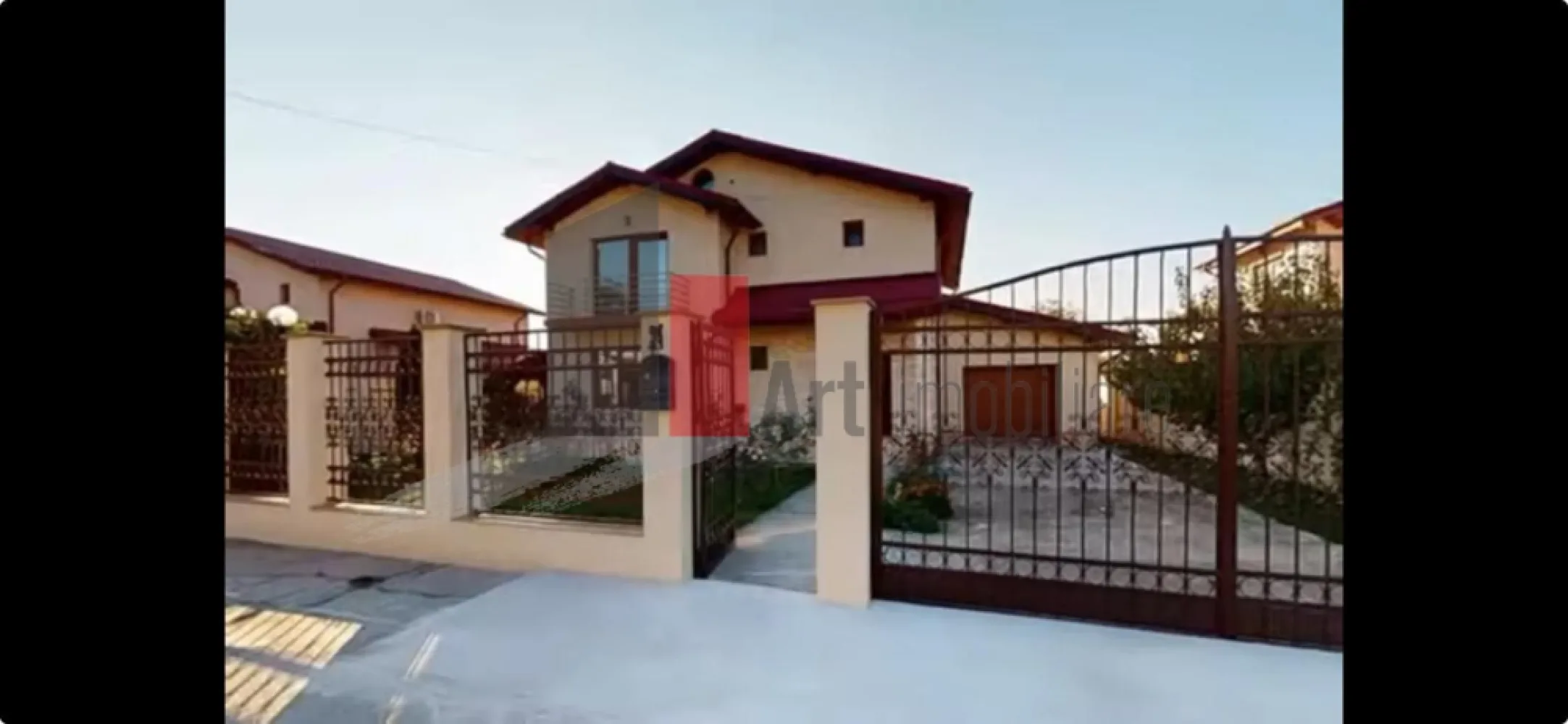Vila Pantelimon - Padure - Va propunem spre vanzare o vila P+1+Pod in orasul Pantelimon intr-un cartier privat langa padure, vis-a-vis de Centrul De Geriatrie Sfantul Sava, la doar 5 km. de intrarea in Bucuresti. Mijloace de transport RATB - R548 si R542 
 Vila a fost construita in 2014; La parter se afla holul de intrare, un grup sanitar, living, bucatarie foarte spatioasa larg deschisa, spatiu special destinat centralei termice si intrarea in garaj; Etajul 1 este compus din 3 dormitoare, dintre care unul cu propria baie si dressing, doua balcoane, hol si o alta baie. O terasa deschisa foarte spatioasa cu o alta iesire din casa.
 Strada betonata cu intrare din DN3 la 100m, iar in cealalta parte intra in padure la 50 m.
 Suprafata totala teren 450 m.p. plus casa 247 m.p. Posibilitate cumparare separat a altui teren vecin cu spatele curtii.
 Materiale Premium - gresie, faianta, parchet, usi, termopane, instalatii sanitare, instalatii electrice, tevi, calorifere, centrala termica toate produse in Germania.
 Pivnita - 15 m.p.; fantana la 74 m adancime; canalizare ( statie de epurare ), gaze, curent electric.
 Va asteptam la vizionare!