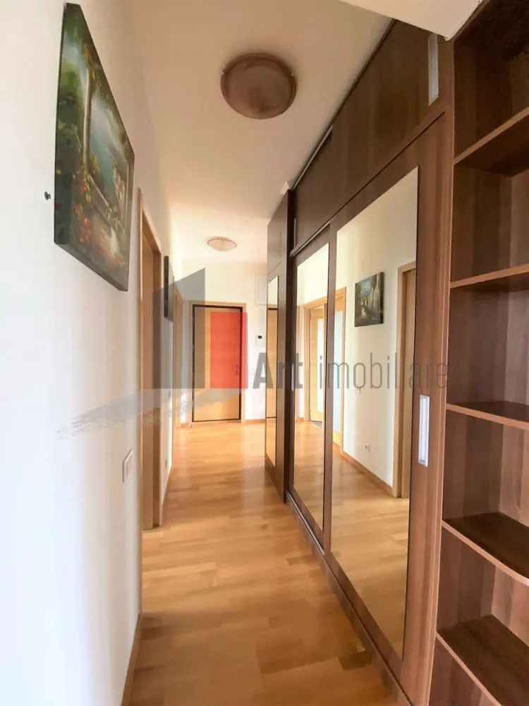 3 Camere Kiseleff - Va propunem spre vanzare un apartament cu 3 camere in zona Kiseleff - Piata Victoriei - Muzeul Taranului, Etaj 3/4, decomandat, mobilat si utilat complet, 79 m.p., centrala proprie, garaj subteran, bloc constructie 2009, gresie, faianta, parchet, termopan, aer conditionat, blocul are lift, apropiere Parcul Kiseleff