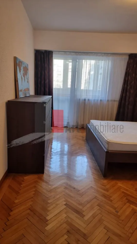 2 Camere Unirii - Tribunal - Va propunem spre vanzare un apartament cu 2 camere situat pe Bulevardul Unirii - Tribunal, Etaj 2/8, decomandat, mobilat si utilat complet, renovat, 3 baalcoane, gresie, faianta, parchet, termopan, aer conditionat, vedere spate, bloc monolit, 70 m.p.,