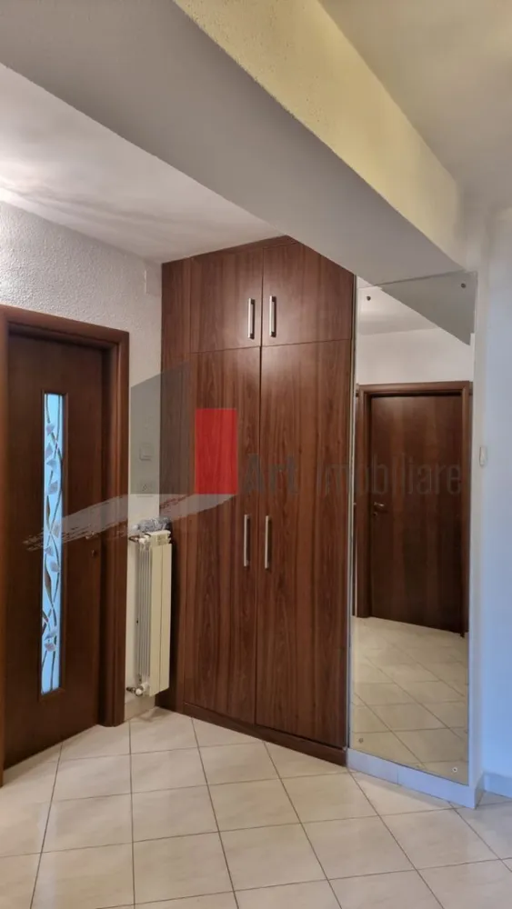 2 Camere Unirii - Tribunal - Va propunem spre vanzare un apartament cu 2 camere situat pe Bulevardul Unirii - Tribunal, Etaj 2/8, decomandat, mobilat si utilat complet, renovat, 3 baalcoane, gresie, faianta, parchet, termopan, aer conditionat, vedere spate, bloc monolit, 70 m.p.,