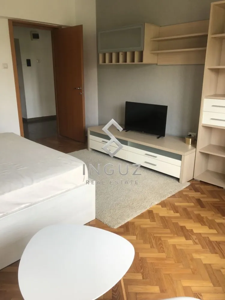 DE ÎNCHIRIAT | GARSONIERĂ SPAȚIOASĂ | UNIRII – ALBA IULIA - DE ÎNCHIRIAT | GARSONIERĂ SPAȚIOASĂ | UNIRII – ALBA IULIA العربية بالأسفل

Oportunitate excelentă de închiriere într-una dintre cele mai apreciate zone din București – Piața Alba Iulia, la câteva minute de Piața Unirii și Bulevardul Unirii.

Garsonieră generoasă, cu o suprafață de 41 mp, situată într-un imobil construit în 1991, poziționată stradal, cu acces rapid către centrul orașului, restaurante, cafenele, supermarketuri și mijloace de transport în comun.

CARACTERISTICI

Suprafață utilă: 41 mp
Compartimentare decomandată
Etaj 4 din 10
Bloc construit în 1991
Mobilată și utilată modern
Luminoasă și bine compartimentată
Disponibilă pentru mutare imediată

AVANTAJELE ZONEI

Locație premium – Rond Alba Iulia
Acces rapid către Piața Unirii și Centrul Vechi
Aproape de restaurante, cafenele și centre comerciale
Conexiuni excelente către toate zonele orașului
Zonă sigură și foarte căutată pentru locuire

Condiții financiare:

Chirie: 425 EUR/lună
Garanție: 425 EUR
Comision agenție: 50% din valoarea unei chirii lunare + TVA

Ideală pentru o persoană sau un cuplu care își dorește confortul unei locații centrale și acces rapid către principalele puncte de interes ale Capitalei.

────────────────────

للايجار | استوديو واسع | أونيري – ألبا يوليا

استوديو بمساحة 41 متر مربع يقع في واحدة من أفضل المناطق السكنية في بوخارست، في ميدان ألبا يوليا وعلى مقربة من ساحة أونيري ووسط المدينة.

مميزات العقار:

مساحة 41 متر مربع
تقسيم منفصل ومريح
الطابق الرابع من عشرة
مبنى عام 1991
مفروش ومجهز بشكل حديث
إضاءة طبيعية ممتازة
جاهز للسكن فوراً

مميزات الموقع:

موقع مميز في منطقة ألبا يوليا
دقائق قليلة من ساحة أونيري
قريب من المطاعم والمقاهي والأسواق
مواصلات ممتازة إلى جميع أنحاء المدينة
منطقة هادئة ومطلوبة للسكن

الشروط المالية:

الإيجار: 425 يورو شهرياً
التأمين: 425 يورو
عمولة الشركة: 50٪ من قيمة إيجار شهر واحد + الضريبة القانونية

مناسب لشخص واحد أو زوجين يبحثان عن السكن في موقع مركزي مميز.
Inguz Real Estate
📞 +40 774 017 567