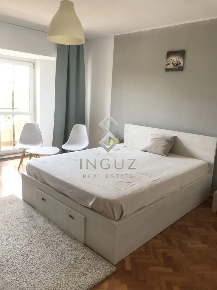 DE ÎNCHIRIAT | GARSONIERĂ SPAȚIOASĂ | UNIRII – ALBA IULIA - DE ÎNCHIRIAT | GARSONIERĂ SPAȚIOASĂ | UNIRII – ALBA IULIA العربية بالأسفل

Oportunitate excelentă de închiriere într-una dintre cele mai apreciate zone din București – Piața Alba Iulia, la câteva minute de Piața Unirii și Bulevardul Unirii.

Garsonieră generoasă, cu o suprafață de 41 mp, situată într-un imobil construit în 1991, poziționată stradal, cu acces rapid către centrul orașului, restaurante, cafenele, supermarketuri și mijloace de transport în comun.

CARACTERISTICI

Suprafață utilă: 41 mp
Compartimentare decomandată
Etaj 4 din 10
Bloc construit în 1991
Mobilată și utilată modern
Luminoasă și bine compartimentată
Disponibilă pentru mutare imediată

AVANTAJELE ZONEI

Locație premium – Rond Alba Iulia
Acces rapid către Piața Unirii și Centrul Vechi
Aproape de restaurante, cafenele și centre comerciale
Conexiuni excelente către toate zonele orașului
Zonă sigură și foarte căutată pentru locuire

Condiții financiare:

Chirie: 425 EUR/lună
Garanție: 425 EUR
Comision agenție: 50% din valoarea unei chirii lunare + TVA

Ideală pentru o persoană sau un cuplu care își dorește confortul unei locații centrale și acces rapid către principalele puncte de interes ale Capitalei.

────────────────────

للايجار | استوديو واسع | أونيري – ألبا يوليا

استوديو بمساحة 41 متر مربع يقع في واحدة من أفضل المناطق السكنية في بوخارست، في ميدان ألبا يوليا وعلى مقربة من ساحة أونيري ووسط المدينة.

مميزات العقار:

مساحة 41 متر مربع
تقسيم منفصل ومريح
الطابق الرابع من عشرة
مبنى عام 1991
مفروش ومجهز بشكل حديث
إضاءة طبيعية ممتازة
جاهز للسكن فوراً

مميزات الموقع:

موقع مميز في منطقة ألبا يوليا
دقائق قليلة من ساحة أونيري
قريب من المطاعم والمقاهي والأسواق
مواصلات ممتازة إلى جميع أنحاء المدينة
منطقة هادئة ومطلوبة للسكن

الشروط المالية:

الإيجار: 425 يورو شهرياً
التأمين: 425 يورو
عمولة الشركة: 50٪ من قيمة إيجار شهر واحد + الضريبة القانونية

مناسب لشخص واحد أو زوجين يبحثان عن السكن في موقع مركزي مميز.
Inguz Real Estate
📞 +40 774 017 567
