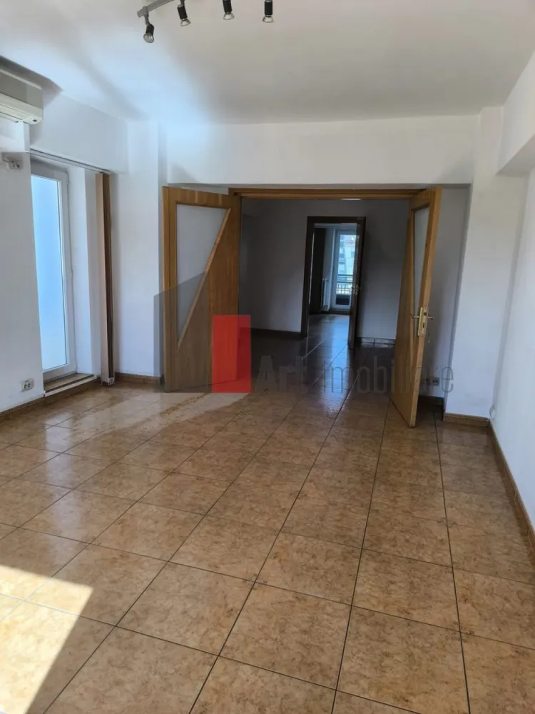 Inchiriere 4 Camere Unirii - Piata Unirii - Va propunem spre inchiriere un spatiu de birouri in suprafata de 100 m.p. , format din 4 camere in zona Unirii - Piata Unirii, Etaj 4/8, decomandat, 2 grupuri sanitare, gresie, faianta, parchet, termopan, 4 aparate de aer conditionat, liber, 20 de metri pana la statia de metrou Unirii