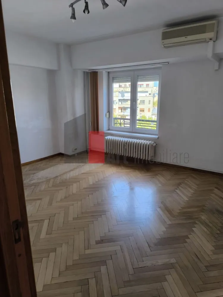 Inchiriere 4 Camere Unirii - Piata Unirii - Va propunem spre inchiriere un apartament cu 4 camere situat in zona Unirii - Piata Unirii, Etaj 4/8, decomandat, ideal birou/firma, suprafata 100 m.p., gresie, faianta, parchet, termopan, 4 aparate de aer conditionat, liber, 20 de metri pana la statia de metrou Unirii