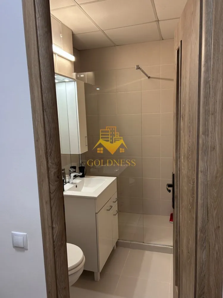 1 camera, Marasti, Expo Transilvania, Aure Vlaicu, Teleorman, Panemar - GOLDNESS Imobiliare vă propune spre închiriere un apartament cu 1 camere complet mobilat și utilat, la Parter într-un imobil de 10 etaje, în Cartierul Marasti, zona Expo Transilvania.
Posibilitatea de parcare în zona la liber.
Se află în apropierea stațiilor de transport în comun, magazine, restaurante, spații verzi, farmacii, etc. 

Apartamentul este compartimentat astfel:
 - camera cu pat matrimonial, dressing, noptiere
 - bucătărie open space complet utilată și mobilată, loc de servit masa 
 - baie cu dus walkin, calorifer port prosop și dulap pentru depozitare.

Imobilul este dotat cu toate cele necesare- centrală proprie, frigider, aragaz, hotă, mașină de spălat haine, etc. 

Dacă sunteți interesați de acest apartament și doriți să îl vizionați, dar și pentru alte oferte nu ezitați să ne contactați telefonic sau prin e-mail. Vă stăm la dispoziție!
Pentru intermediere se percepe un comision de 50% din prețul chiriei!