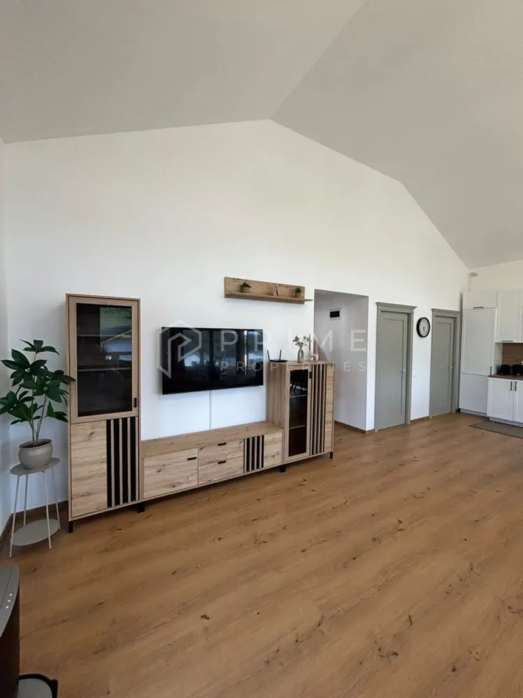 Casă modernă de închiriat – Eleganță și confort în Livezeni - Dacă sunteți în căutarea unui cămin care să îmbine rafinamentul cu un stil de viață liniștit, această vilă situată în complexul privat Jacab Residence din Livezeni este răspunsul. Într-o comunitate selectă de doar 8 unități, această locuință se remarcă prin designul său contemporan și atenția deosebită acordată fiecărui detaliu.

Fiind la prima închiriere, proprietatea vă întâmpină cu un interior proaspăt, mobilat cu piese atent selecționate și utilat cu electrocasnice de ultimă generație.

Un spațiu definit de lumină și confort:
Open-Space generos: Zona de zi integrează armonios livingul și bucătăria, creând un cadru perfect pentru momentele în familie. Ferestrele mari transformă livingul într-un spațiu aerisit, plin de energie.
Conexiune cu exteriorul: Terasa spațioasă devine o extensie naturală a casei, locul ideal pentru micul dejun sau pentru serile liniștite sub cerul liber.
Compartimentare optimizată pentru nevoile dumneavoastră:
Zona de odihnă: 3 dormitoare luminoase, configurate pentru a oferi intimitate maximă fiecărui membru al familiei.
Spații inteligente: Casa dispune de dressing dedicat pentru organizarea garderobei și o cămară eficientă lângă bucătărie.
Confort sanitar: 2 băi finisate modern, cu un design curat și dotări de calitate superioară.
De ce să alegeți această proprietate?
Privatitate: Locuind într-un complex de tip boutique (doar 8 case), vă veți bucura de liniște și siguranță.
Amplasare: Livezeni oferă acel refugiu verde și aer curat, fiind în același timp conectat rapid la viața urbană a orașului Târgu Mureș.
Totul inclus: Grădină proprie și terasă, pregătite pentru utilizare imediată.
Detalii financiare:

Preț: 1000 Euro / lună.
Garanție: Echivalentul unei luni de chirie.
Comision Agenție: 50% din valoarea primei chirii.

Promisiunea Prime Properties:
Vă oferim siguranță, transparență și servicii impecabile pe tot parcursul drumului către casa ideală. Dacă această proprietate nu corespunde nevoilor dumneavoastră, lăsați-ne să găsim alternativa potrivită stilului dumneavoastră de viață.

Pentru informații suplimentare și programarea unei vizionări, vă rugăm să ne contactați.