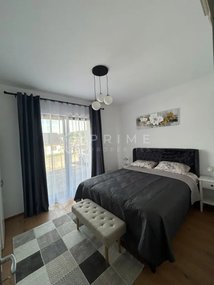 Casă modernă de închiriat – Eleganță și confort în Livezeni - Dacă sunteți în căutarea unui cămin care să îmbine rafinamentul cu un stil de viață liniștit, această vilă situată în complexul privat Jacab Residence din Livezeni este răspunsul. Într-o comunitate selectă de doar 8 unități, această locuință se remarcă prin designul său contemporan și atenția deosebită acordată fiecărui detaliu.

Fiind la prima închiriere, proprietatea vă întâmpină cu un interior proaspăt, mobilat cu piese atent selecționate și utilat cu electrocasnice de ultimă generație.

Un spațiu definit de lumină și confort:
Open-Space generos: Zona de zi integrează armonios livingul și bucătăria, creând un cadru perfect pentru momentele în familie. Ferestrele mari transformă livingul într-un spațiu aerisit, plin de energie.
Conexiune cu exteriorul: Terasa spațioasă devine o extensie naturală a casei, locul ideal pentru micul dejun sau pentru serile liniștite sub cerul liber.
Compartimentare optimizată pentru nevoile dumneavoastră:
Zona de odihnă: 3 dormitoare luminoase, configurate pentru a oferi intimitate maximă fiecărui membru al familiei.
Spații inteligente: Casa dispune de dressing dedicat pentru organizarea garderobei și o cămară eficientă lângă bucătărie.
Confort sanitar: 2 băi finisate modern, cu un design curat și dotări de calitate superioară.
De ce să alegeți această proprietate?
Privatitate: Locuind într-un complex de tip boutique (doar 8 case), vă veți bucura de liniște și siguranță.
Amplasare: Livezeni oferă acel refugiu verde și aer curat, fiind în același timp conectat rapid la viața urbană a orașului Târgu Mureș.
Totul inclus: Grădină proprie și terasă, pregătite pentru utilizare imediată.
Detalii financiare:

Preț: 1000 Euro / lună.
Garanție: Echivalentul unei luni de chirie.
Comision Agenție: 50% din valoarea primei chirii.

Promisiunea Prime Properties:
Vă oferim siguranță, transparență și servicii impecabile pe tot parcursul drumului către casa ideală. Dacă această proprietate nu corespunde nevoilor dumneavoastră, lăsați-ne să găsim alternativa potrivită stilului dumneavoastră de viață.

Pentru informații suplimentare și programarea unei vizionări, vă rugăm să ne contactați.