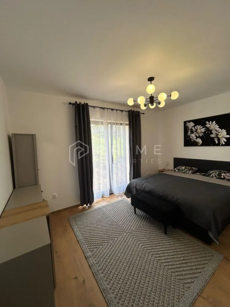 Casă modernă de închiriat – Eleganță și confort în Livezeni - Dacă sunteți în căutarea unui cămin care să îmbine rafinamentul cu un stil de viață liniștit, această vilă situată în complexul privat Jacab Residence din Livezeni este răspunsul. Într-o comunitate selectă de doar 8 unități, această locuință se remarcă prin designul său contemporan și atenția deosebită acordată fiecărui detaliu.

Fiind la prima închiriere, proprietatea vă întâmpină cu un interior proaspăt, mobilat cu piese atent selecționate și utilat cu electrocasnice de ultimă generație.

Un spațiu definit de lumină și confort:
Open-Space generos: Zona de zi integrează armonios livingul și bucătăria, creând un cadru perfect pentru momentele în familie. Ferestrele mari transformă livingul într-un spațiu aerisit, plin de energie.
Conexiune cu exteriorul: Terasa spațioasă devine o extensie naturală a casei, locul ideal pentru micul dejun sau pentru serile liniștite sub cerul liber.
Compartimentare optimizată pentru nevoile dumneavoastră:
Zona de odihnă: 3 dormitoare luminoase, configurate pentru a oferi intimitate maximă fiecărui membru al familiei.
Spații inteligente: Casa dispune de dressing dedicat pentru organizarea garderobei și o cămară eficientă lângă bucătărie.
Confort sanitar: 2 băi finisate modern, cu un design curat și dotări de calitate superioară.
De ce să alegeți această proprietate?
Privatitate: Locuind într-un complex de tip boutique (doar 8 case), vă veți bucura de liniște și siguranță.
Amplasare: Livezeni oferă acel refugiu verde și aer curat, fiind în același timp conectat rapid la viața urbană a orașului Târgu Mureș.
Totul inclus: Grădină proprie și terasă, pregătite pentru utilizare imediată.
Detalii financiare:

Preț: 1000 Euro / lună.
Garanție: Echivalentul unei luni de chirie.
Comision Agenție: 50% din valoarea primei chirii.

Promisiunea Prime Properties:
Vă oferim siguranță, transparență și servicii impecabile pe tot parcursul drumului către casa ideală. Dacă această proprietate nu corespunde nevoilor dumneavoastră, lăsați-ne să găsim alternativa potrivită stilului dumneavoastră de viață.

Pentru informații suplimentare și programarea unei vizionări, vă rugăm să ne contactați.