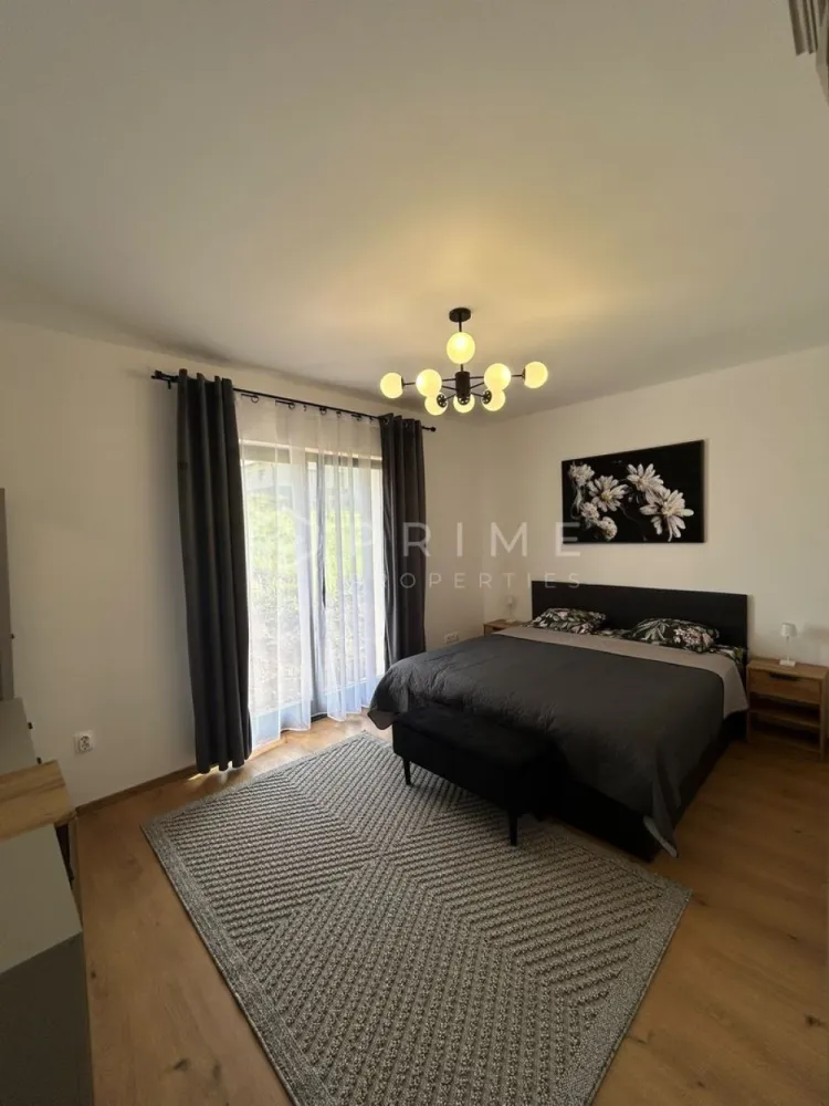 Casă modernă de închiriat – Eleganță și confort în Livezeni - Dacă sunteți în căutarea unui cămin care să îmbine rafinamentul cu un stil de viață liniștit, această vilă situată în complexul privat Jacab Residence din Livezeni este răspunsul. Într-o comunitate selectă de doar 8 unități, această locuință se remarcă prin designul său contemporan și atenția deosebită acordată fiecărui detaliu.

Fiind la prima închiriere, proprietatea vă întâmpină cu un interior proaspăt, mobilat cu piese atent selecționate și utilat cu electrocasnice de ultimă generație.

Un spațiu definit de lumină și confort:
Open-Space generos: Zona de zi integrează armonios livingul și bucătăria, creând un cadru perfect pentru momentele în familie. Ferestrele mari transformă livingul într-un spațiu aerisit, plin de energie.
Conexiune cu exteriorul: Terasa spațioasă devine o extensie naturală a casei, locul ideal pentru micul dejun sau pentru serile liniștite sub cerul liber.
Compartimentare optimizată pentru nevoile dumneavoastră:
Zona de odihnă: 3 dormitoare luminoase, configurate pentru a oferi intimitate maximă fiecărui membru al familiei.
Spații inteligente: Casa dispune de dressing dedicat pentru organizarea garderobei și o cămară eficientă lângă bucătărie.
Confort sanitar: 2 băi finisate modern, cu un design curat și dotări de calitate superioară.
De ce să alegeți această proprietate?
Privatitate: Locuind într-un complex de tip boutique (doar 8 case), vă veți bucura de liniște și siguranță.
Amplasare: Livezeni oferă acel refugiu verde și aer curat, fiind în același timp conectat rapid la viața urbană a orașului Târgu Mureș.
Totul inclus: Grădină proprie și terasă, pregătite pentru utilizare imediată.
Detalii financiare:

Preț: 1000 Euro / lună.
Garanție: Echivalentul unei luni de chirie.
Comision Agenție: 50% din valoarea primei chirii.

Promisiunea Prime Properties:
Vă oferim siguranță, transparență și servicii impecabile pe tot parcursul drumului către casa ideală. Dacă această proprietate nu corespunde nevoilor dumneavoastră, lăsați-ne să găsim alternativa potrivită stilului dumneavoastră de viață.

Pentru informații suplimentare și programarea unei vizionări, vă rugăm să ne contactați.