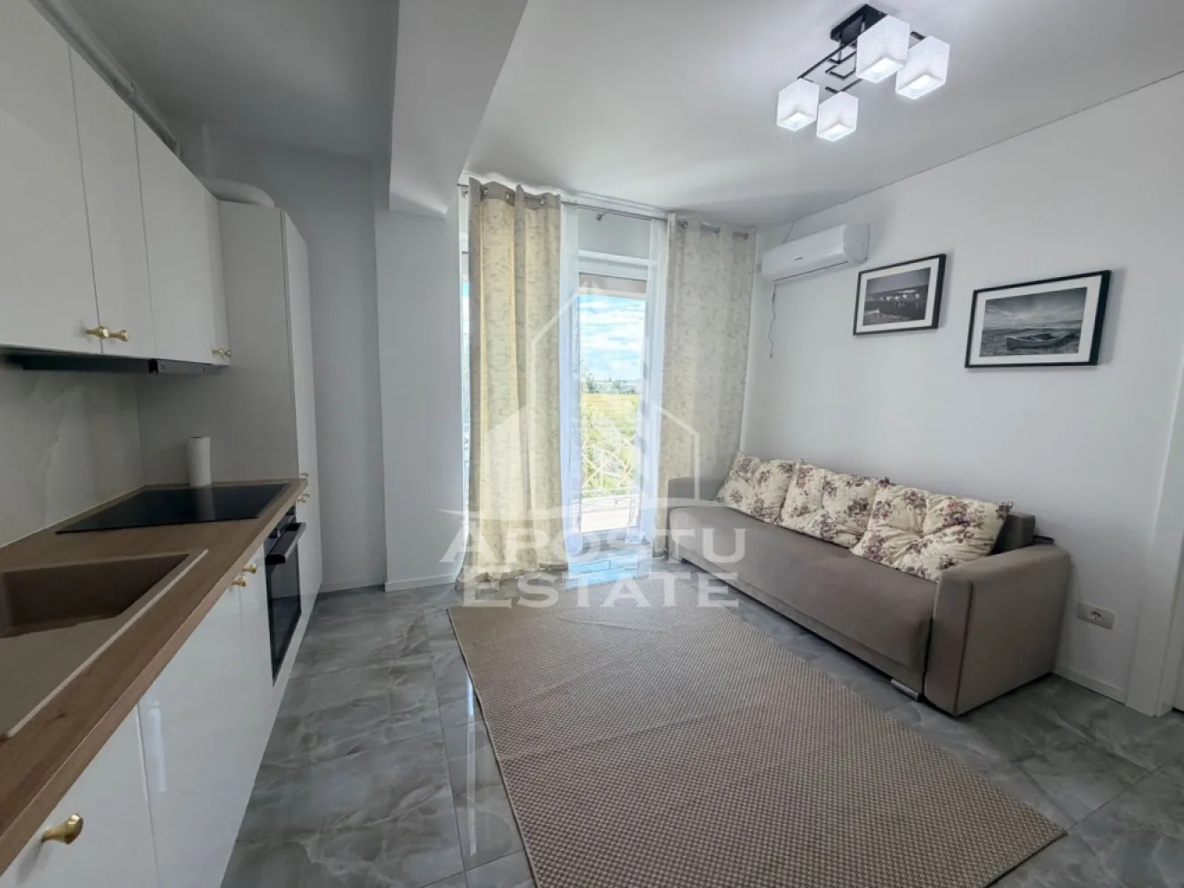 Apartament cu 2 camere, de inchiriat, zona Braytim, Timisoara - Agentia imobiliara APOSTU ESTATE va propune spre inchiriere un apartament cu 2 camere, spatios si luminos, situat in Timisoara, zona Braytim, o zona linistita si bine pozitionata, potrivit pentru cupluri,familii, sau studenti care isi doresc o locuinta unde sa se simta confortabil si cu acces facil catre scoli, statii de autobuz, supermarketuri , magazine de zona, parcuri.

Suprafata utila: 42 mpu
Compartimentare eficienta:
-Hol de acces generos.
-Living room luminos cu acces catre balcon.
-Bucatarie deschisa, mobilata si utilata cu masina de spalat vase.
-Dormitor matrimonial.
-Baie cu cada.

Confort si facilitati:
-Incalzirea apartamentului: Pardoseala, Centrala Proprie.
-Apartamentul este complet mobilat si utilat.
- Nu se accepta animale de companie de catre proprietar.

Localizare:
-Timis, Timisoara, zona Braytim– acces facil : Kaufland, Lidl, Restaurant Zone 2, Profi Go.

Ideal pentru:
-Cupluri.
-Persoane singure.
-Familii.

Disponibilitate: imediata
Pret chirie lunara: 400euro.
Programeaza o vizionare pentru a-ti putea imagina viitorul aici!
ID intern: CP3130739