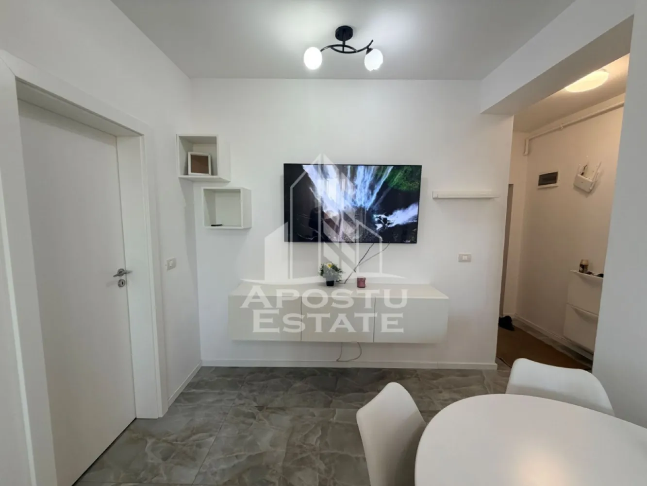 Apartament cu 2 camere, de inchiriat, zona Braytim, Timisoara - Agentia imobiliara APOSTU ESTATE va propune spre inchiriere un apartament cu 2 camere, spatios si luminos, situat in Timisoara, zona Braytim, o zona linistita si bine pozitionata, potrivit pentru cupluri,familii, sau studenti care isi doresc o locuinta unde sa se simta confortabil si cu acces facil catre scoli, statii de autobuz, supermarketuri , magazine de zona, parcuri.

Suprafata utila: 42 mpu
Compartimentare eficienta:
-Hol de acces generos.
-Living room luminos cu acces catre balcon.
-Bucatarie deschisa, mobilata si utilata cu masina de spalat vase.
-Dormitor matrimonial.
-Baie cu cada.

Confort si facilitati:
-Incalzirea apartamentului: Pardoseala, Centrala Proprie.
-Apartamentul este complet mobilat si utilat.
- Nu se accepta animale de companie de catre proprietar.

Localizare:
-Timis, Timisoara, zona Braytim– acces facil : Kaufland, Lidl, Restaurant Zone 2, Profi Go.

Ideal pentru:
-Cupluri.
-Persoane singure.
-Familii.

Disponibilitate: imediata
Pret chirie lunara: 400euro.
Programeaza o vizionare pentru a-ti putea imagina viitorul aici!
ID intern: CP3130739