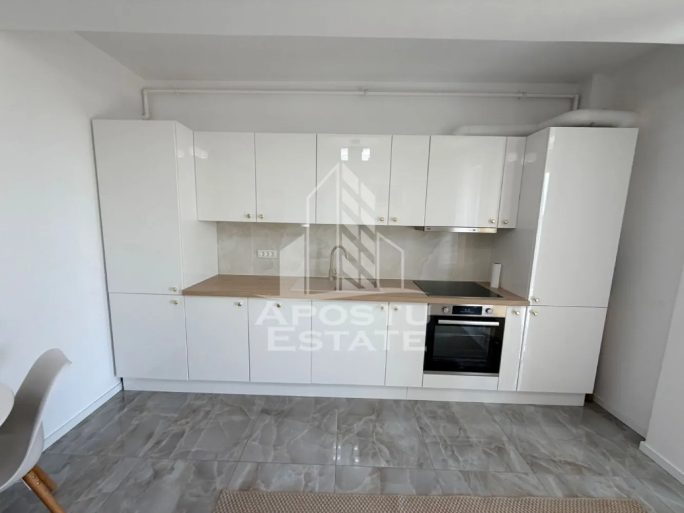 Apartament cu 2 camere, de inchiriat, zona Braytim, Timisoara - Agentia imobiliara APOSTU ESTATE va propune spre inchiriere un apartament cu 2 camere, spatios si luminos, situat in Timisoara, zona Braytim, o zona linistita si bine pozitionata, potrivit pentru cupluri,familii, sau studenti care isi doresc o locuinta unde sa se simta confortabil si cu acces facil catre scoli, statii de autobuz, supermarketuri , magazine de zona, parcuri.

Suprafata utila: 42 mpu
Compartimentare eficienta:
-Hol de acces generos.
-Living room luminos cu acces catre balcon.
-Bucatarie deschisa, mobilata si utilata cu masina de spalat vase.
-Dormitor matrimonial.
-Baie cu cada.

Confort si facilitati:
-Incalzirea apartamentului: Pardoseala, Centrala Proprie.
-Apartamentul este complet mobilat si utilat.
- Nu se accepta animale de companie de catre proprietar.

Localizare:
-Timis, Timisoara, zona Braytim– acces facil : Kaufland, Lidl, Restaurant Zone 2, Profi Go.

Ideal pentru:
-Cupluri.
-Persoane singure.
-Familii.

Disponibilitate: imediata
Pret chirie lunara: 400euro.
Programeaza o vizionare pentru a-ti putea imagina viitorul aici!
ID intern: CP3130739