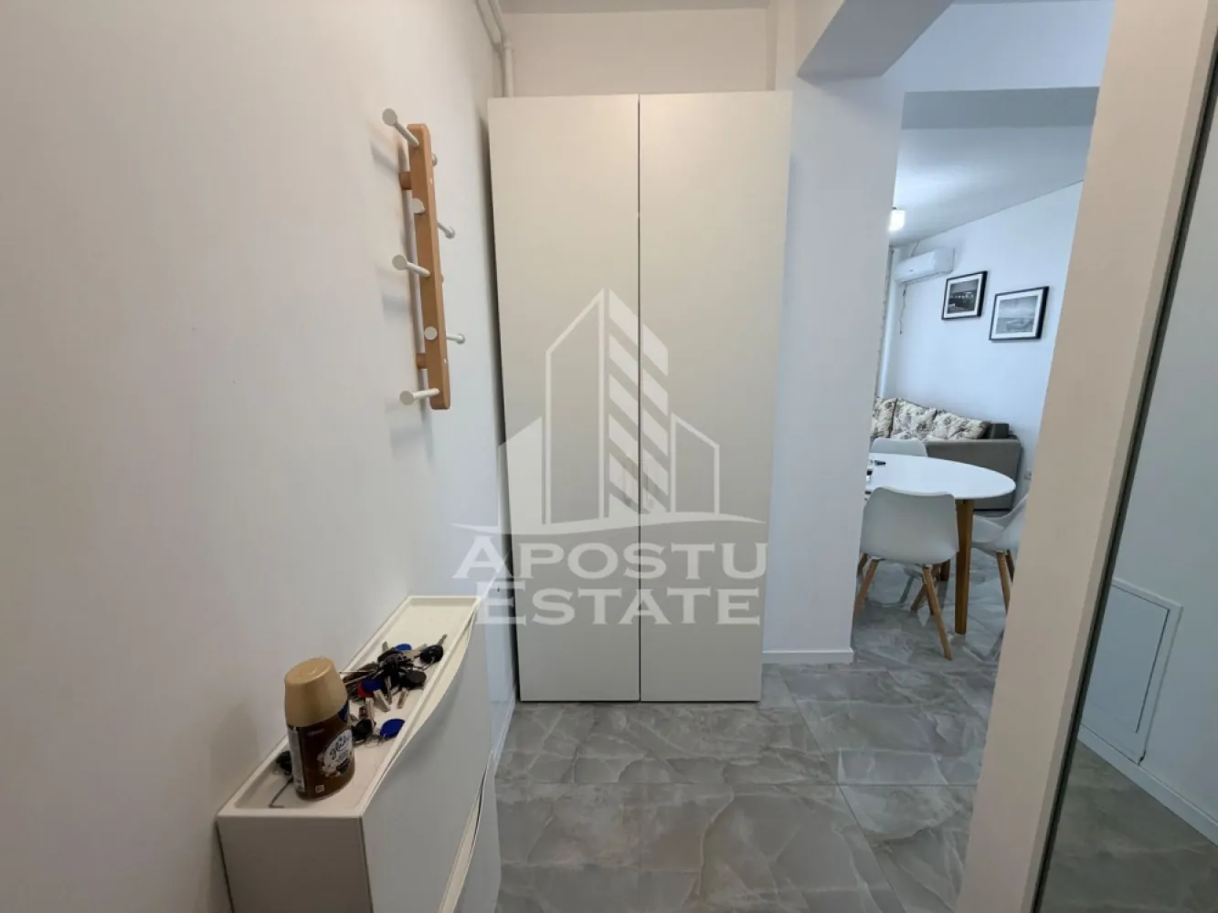 Apartament cu 2 camere, de inchiriat, zona Braytim, Timisoara - Agentia imobiliara APOSTU ESTATE va propune spre inchiriere un apartament cu 2 camere, spatios si luminos, situat in Timisoara, zona Braytim, o zona linistita si bine pozitionata, potrivit pentru cupluri,familii, sau studenti care isi doresc o locuinta unde sa se simta confortabil si cu acces facil catre scoli, statii de autobuz, supermarketuri , magazine de zona, parcuri.

Suprafata utila: 42 mpu
Compartimentare eficienta:
-Hol de acces generos.
-Living room luminos cu acces catre balcon.
-Bucatarie deschisa, mobilata si utilata cu masina de spalat vase.
-Dormitor matrimonial.
-Baie cu cada.

Confort si facilitati:
-Incalzirea apartamentului: Pardoseala, Centrala Proprie.
-Apartamentul este complet mobilat si utilat.
- Nu se accepta animale de companie de catre proprietar.

Localizare:
-Timis, Timisoara, zona Braytim– acces facil : Kaufland, Lidl, Restaurant Zone 2, Profi Go.

Ideal pentru:
-Cupluri.
-Persoane singure.
-Familii.

Disponibilitate: imediata
Pret chirie lunara: 400euro.
Programeaza o vizionare pentru a-ti putea imagina viitorul aici!
ID intern: CP3130739