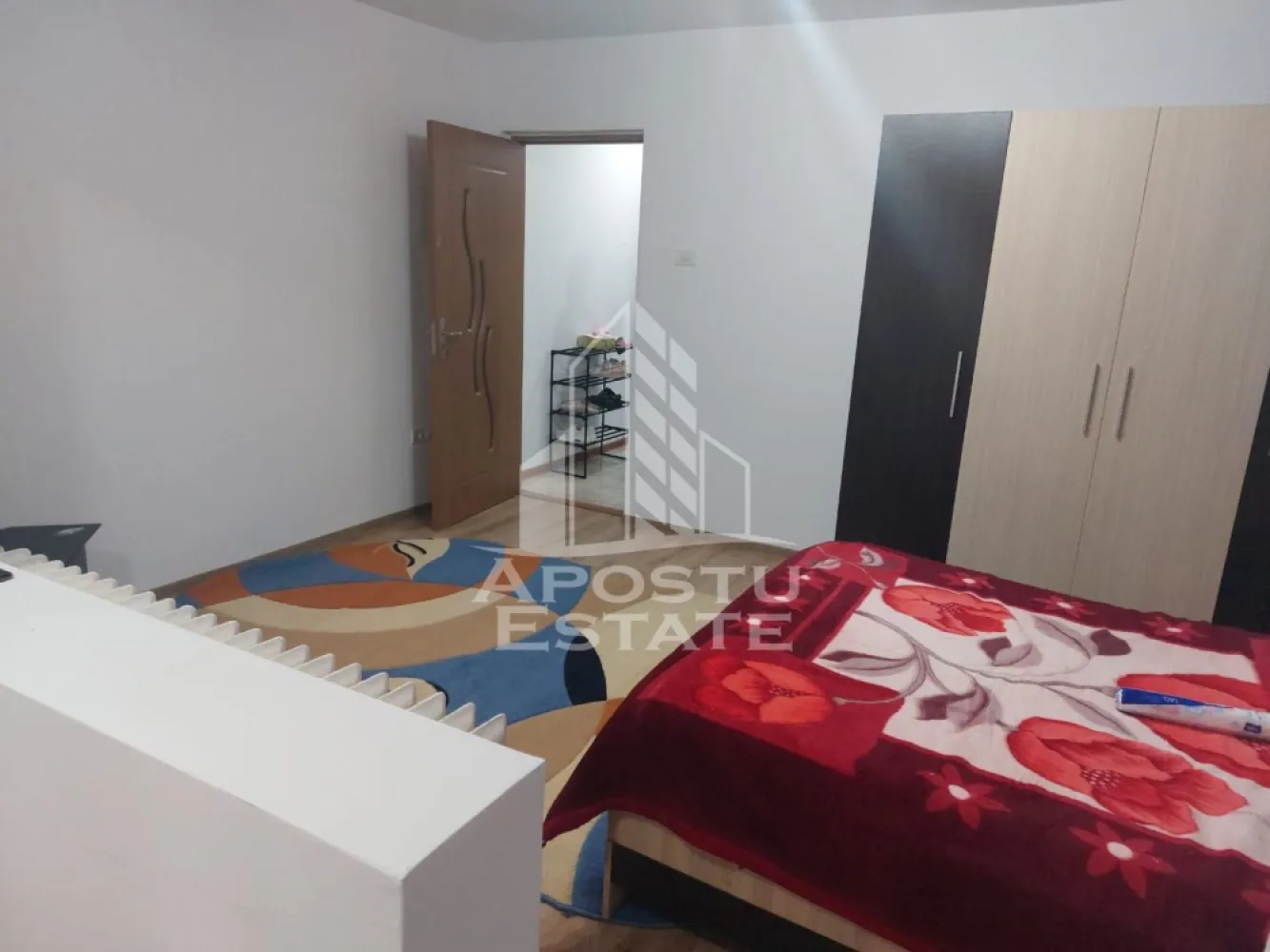 Apartament 1 camera de inchiriat, Medicina, Timisoara - Agentia imobiliara APOSTU ESTATE va propune spre inchiriere un apartament cu o camera, spatios si luminos, situat in zona Medicina-Semicentrala , o zona linistita si bine pozitionata din Timisoara, potrivit pentru cupluri, sau studenti care isi doresc o locuinta unde sa se simta confortabil si cu acces facil catre scoli, statii de autobuz , magazine de zona, parcuri.

Suprafata utila: 33 mp
Compartimentare eficienta:
-Hol de acces generos
-Bucatarie complet mobilata si utilata, 
-Dormitor mobilat si utilat
-Baie prevazuta cu cada

Confort si facilitati:
-Incalzirea apartamentului: colterm
-Apartamentul este complet mobilat si utilat

Localizare:
-Timis,Timisoara, zona Medicina-Semicentral – acces facil spre magazine,parcuri si mijloace de transport in comun.

Ideal pentru:
-Cupluri
-Studenti

Disponibilitate: imediata
Pret chirie lunara: 350 euro
Programeaza o vizionare pentru a-ti putea imagina viitorul aici!
Id intern CP2956288