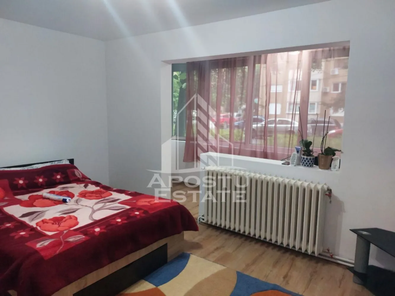 Apartament 1 camera de inchiriat, Medicina, Timisoara - Agentia imobiliara APOSTU ESTATE va propune spre inchiriere un apartament cu o camera, spatios si luminos, situat in zona Medicina-Semicentrala , o zona linistita si bine pozitionata din Timisoara, potrivit pentru cupluri, sau studenti care isi doresc o locuinta unde sa se simta confortabil si cu acces facil catre scoli, statii de autobuz , magazine de zona, parcuri.

Suprafata utila: 33 mp
Compartimentare eficienta:
-Hol de acces generos
-Bucatarie complet mobilata si utilata, 
-Dormitor mobilat si utilat
-Baie prevazuta cu cada

Confort si facilitati:
-Incalzirea apartamentului: colterm
-Apartamentul este complet mobilat si utilat

Localizare:
-Timis,Timisoara, zona Medicina-Semicentral – acces facil spre magazine,parcuri si mijloace de transport in comun.

Ideal pentru:
-Cupluri
-Studenti

Disponibilitate: imediata
Pret chirie lunara: 350 euro
Programeaza o vizionare pentru a-ti putea imagina viitorul aici!
Id intern CP2956288